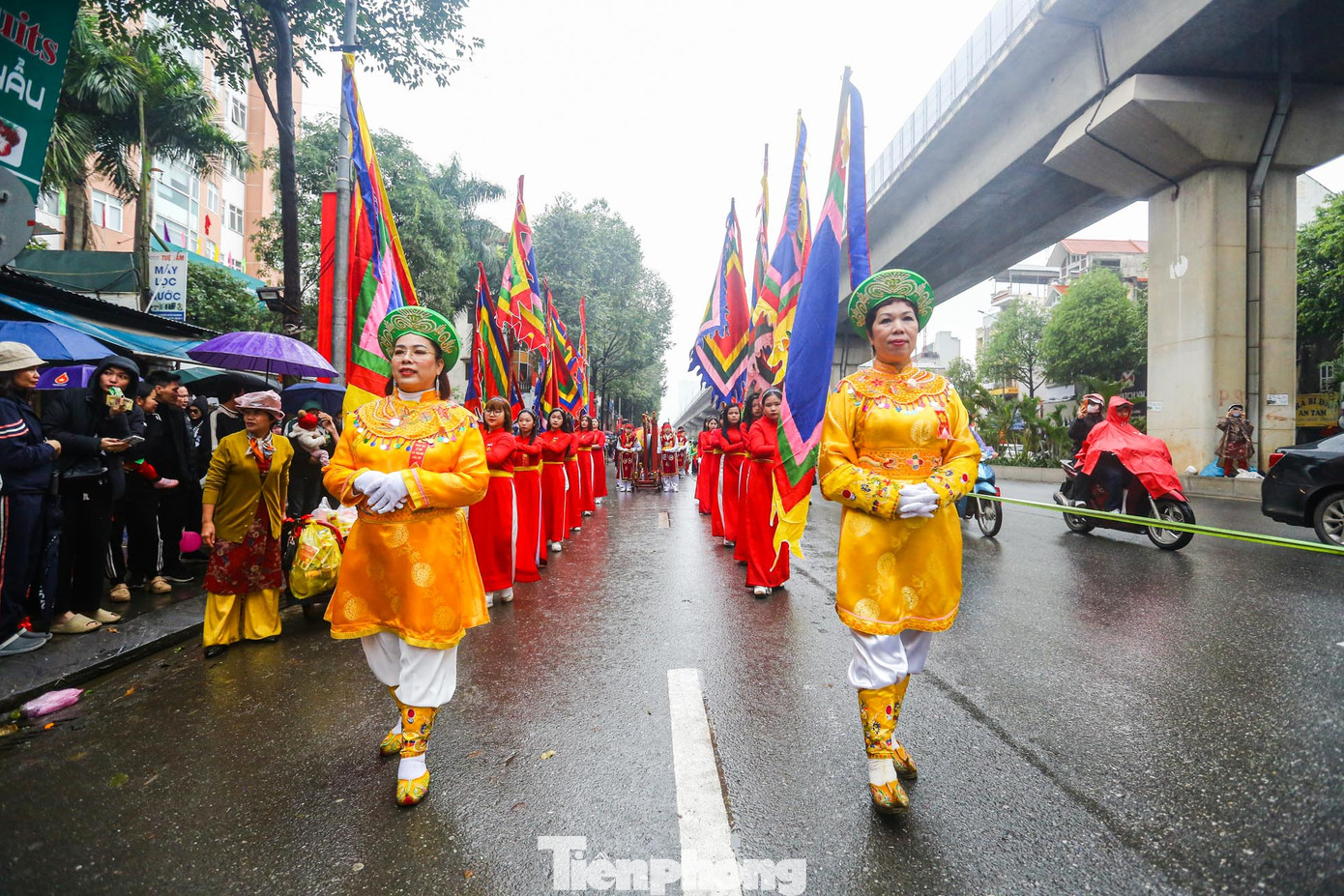 Đã thành tục lệ cứ 3 đến 5 năm/lần, làng Đơ (phường Hà Cầu, quận Hà Đông, Hà Nội) lại long trọng tổ chức lễ hội rước thành Hoàng làng từ đình ra miếu, từ miếu về đình. Đã thành tục lệ cứ 3 đến 5 năm/lần, làng Đơ (phường Hà Cầu, quận Hà Đông, Hà Nội) lại long trọng tổ chức lễ hội rước thành Hoàng làng từ đình ra miếu, từ miếu về đình.