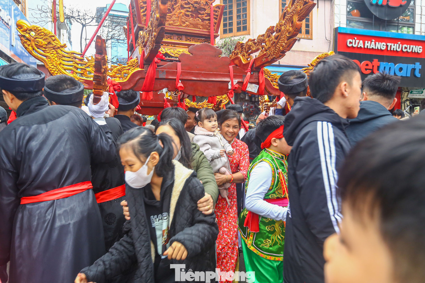 Theo quan niệm dân gian, ai chui qua gầm kiệu ba lần, người đó sẽ cầu được vạn sự như ý vì thế già, trẻ, gái, trai, nhất là các em nhỏ ai cũng háo hức chen nhau chui qua gầm kiệu để xin phúc lộc, mong mạnh khoẻ, thông minh và may mắn. Theo quan niệm dân gian, ai chui qua gầm kiệu ba lần, người đó sẽ cầu được vạn sự như ý vì thế già, trẻ, gái, trai, nhất là các em nhỏ ai cũng háo hức chen nhau chui qua gầm kiệu để xin phúc lộc, mong mạnh khoẻ, thông minh và may mắn.