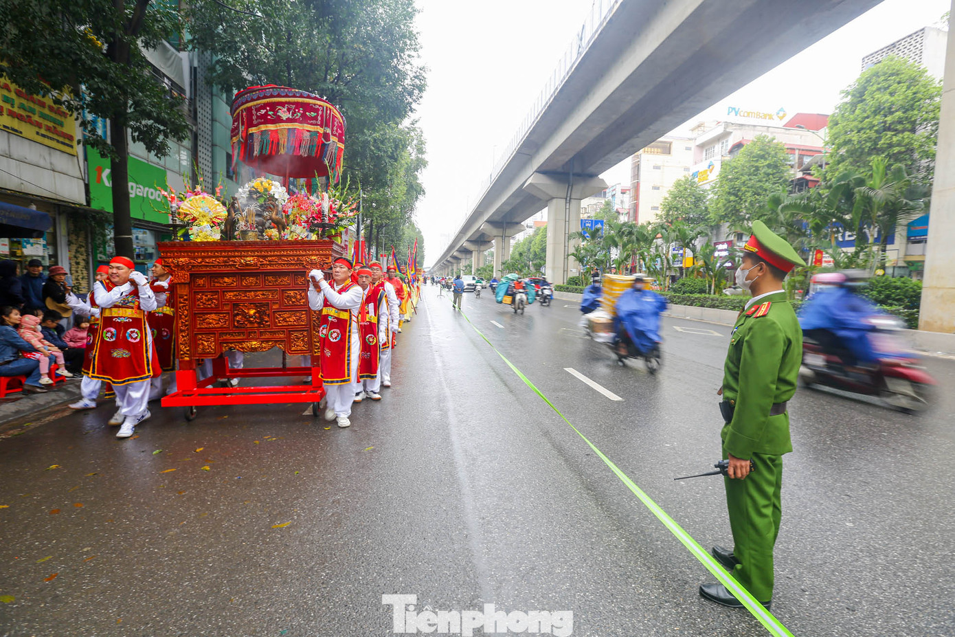 Do lễ hội diễu hành ngay trên đường Quang Trung (Hà Đông), cửa ngõ phía Nam thành phố nên lực lượng an ninh, công an phường Hà Cầu liên tục phân luồng giao thông phục vụ lễ hội. Do lễ hội diễu hành ngay trên đường Quang Trung (Hà Đông), cửa ngõ phía Nam thành phố nên lực lượng an ninh, công an phường Hà Cầu liên tục phân luồng giao thông phục vụ lễ hội.