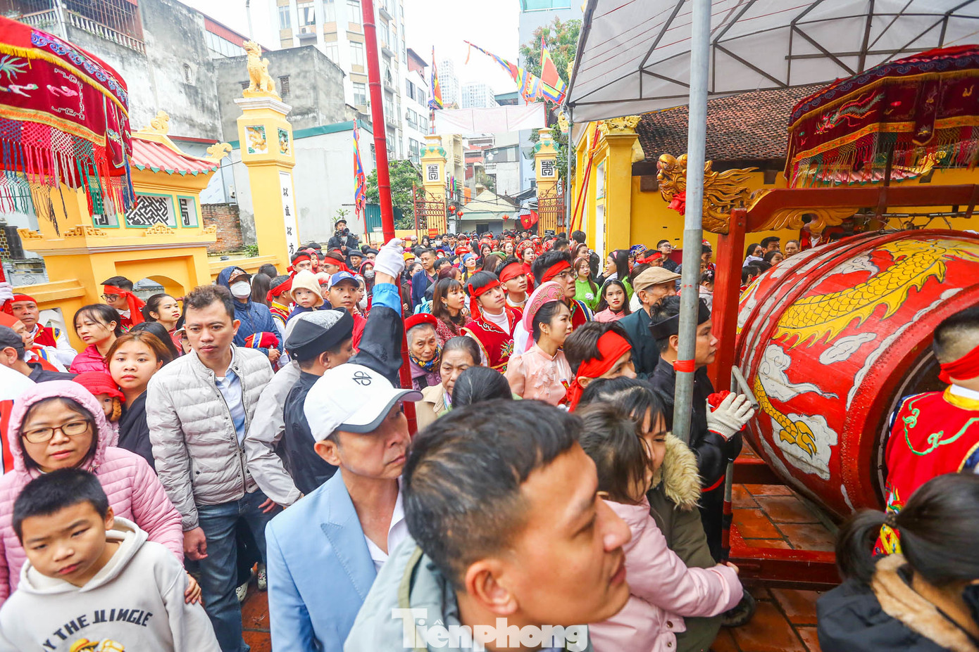 Nườm nượp người dân và du khách đến đình làng Đơ sau khi diễu hành. Nườm nượp người dân và du khách đến đình làng Đơ sau khi diễu hành.