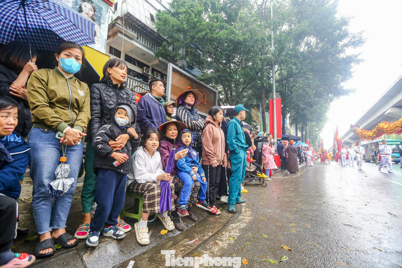 Mặc dù trời mưa lạnh, hàng vạn dân và du khách đã đến khu vực làng Đơ để tham gia lễ hội độc đáo này. Mặc dù trời mưa lạnh, hàng vạn dân và du khách đã đến khu vực làng Đơ để tham gia lễ hội độc đáo này.