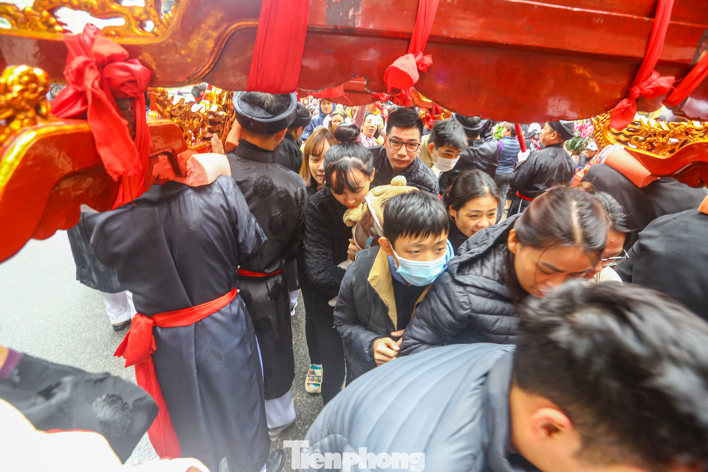 Theo quan niệm dân gian, ai chui qua gầm kiệu ba lần, người đó sẽ cầu được vạn sự như ý vì thế già, trẻ, gái, trai, nhất là các em nhỏ ai cũng háo hức chen nhau chui qua gầm kiệu để xin phúc lộc, mong mạnh khoẻ, thông minh và may mắn. Theo quan niệm dân gian, ai chui qua gầm kiệu ba lần, người đó sẽ cầu được vạn sự như ý vì thế già, trẻ, gái, trai, nhất là các em nhỏ ai cũng háo hức chen nhau chui qua gầm kiệu để xin phúc lộc, mong mạnh khoẻ, thông minh và may mắn.