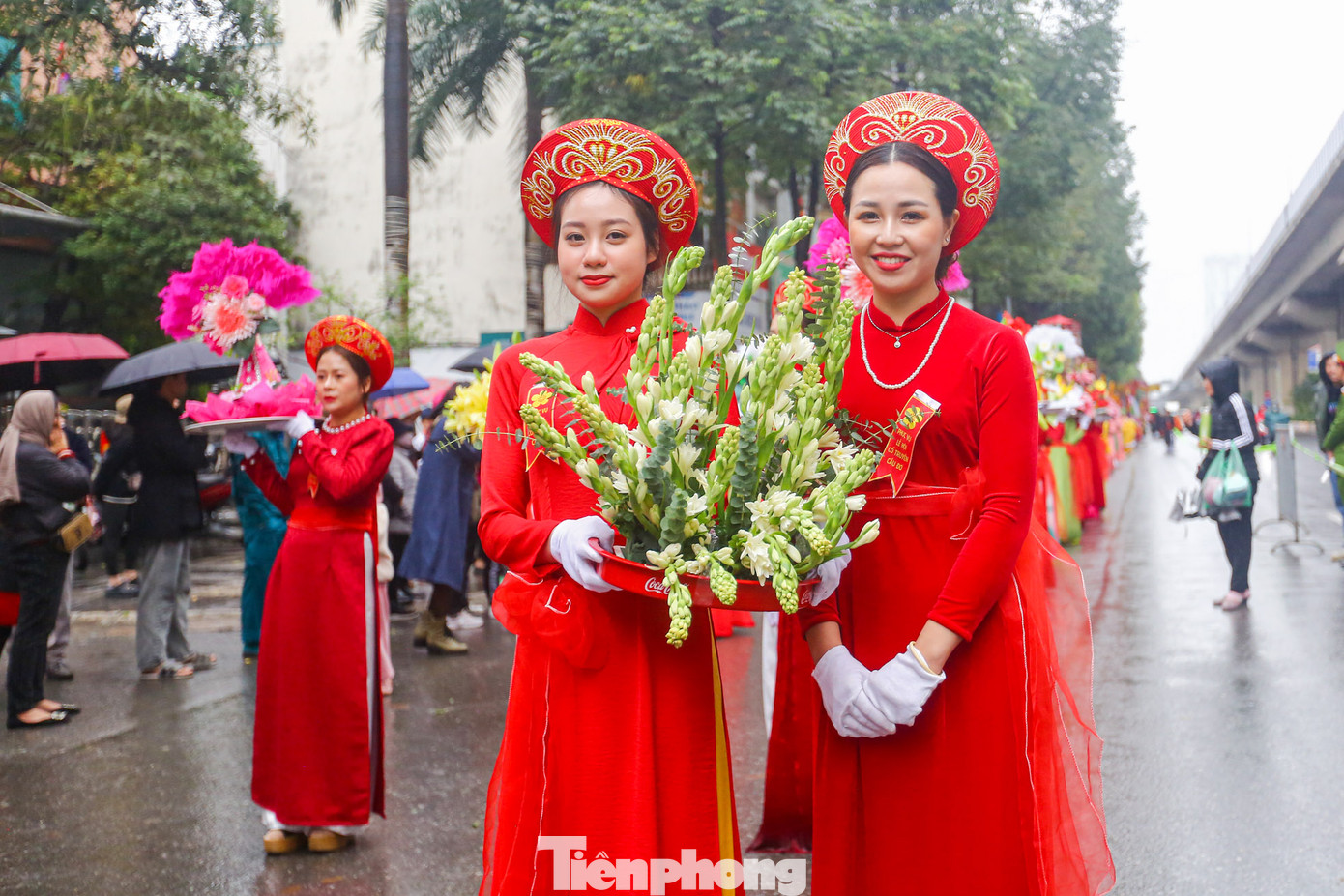 Nhiều "bóng hồng" tham gia đoàn rước. Nhiều "bóng hồng" tham gia đoàn rước.