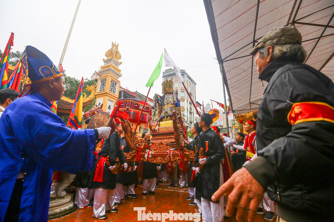 Đến khoảng 11h, kiệu Thánh về đến đình làng Đơ để tế lễ dâng hương. Đến khoảng 11h, kiệu Thánh về đến đình làng Đơ để tế lễ dâng hương.