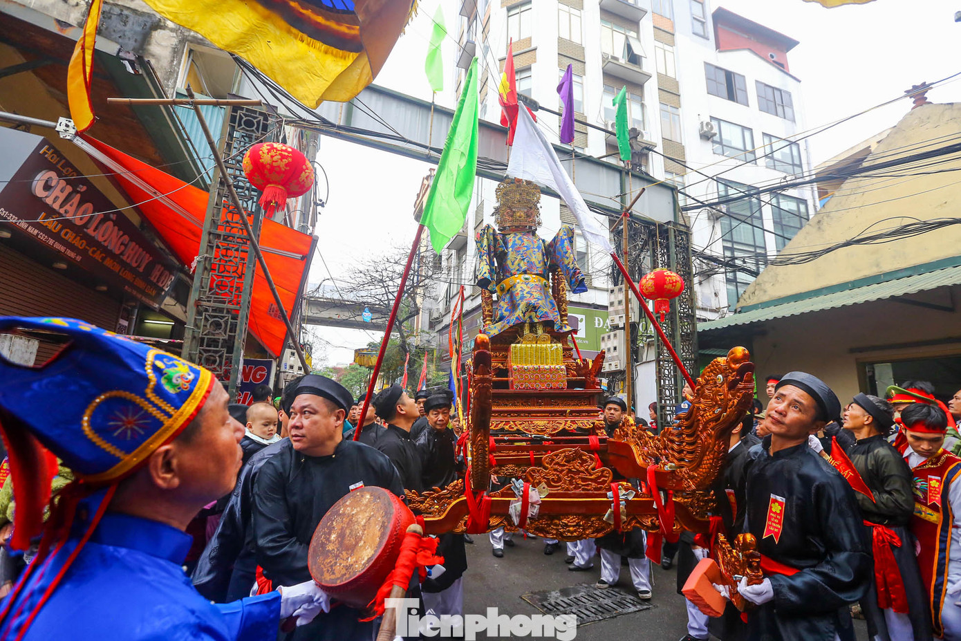 Đến khoảng 11h, kiệu Thánh về đến đình làng Đơ để tế lễ dâng hương. Đến khoảng 11h, kiệu Thánh về đến đình làng Đơ để tế lễ dâng hương.