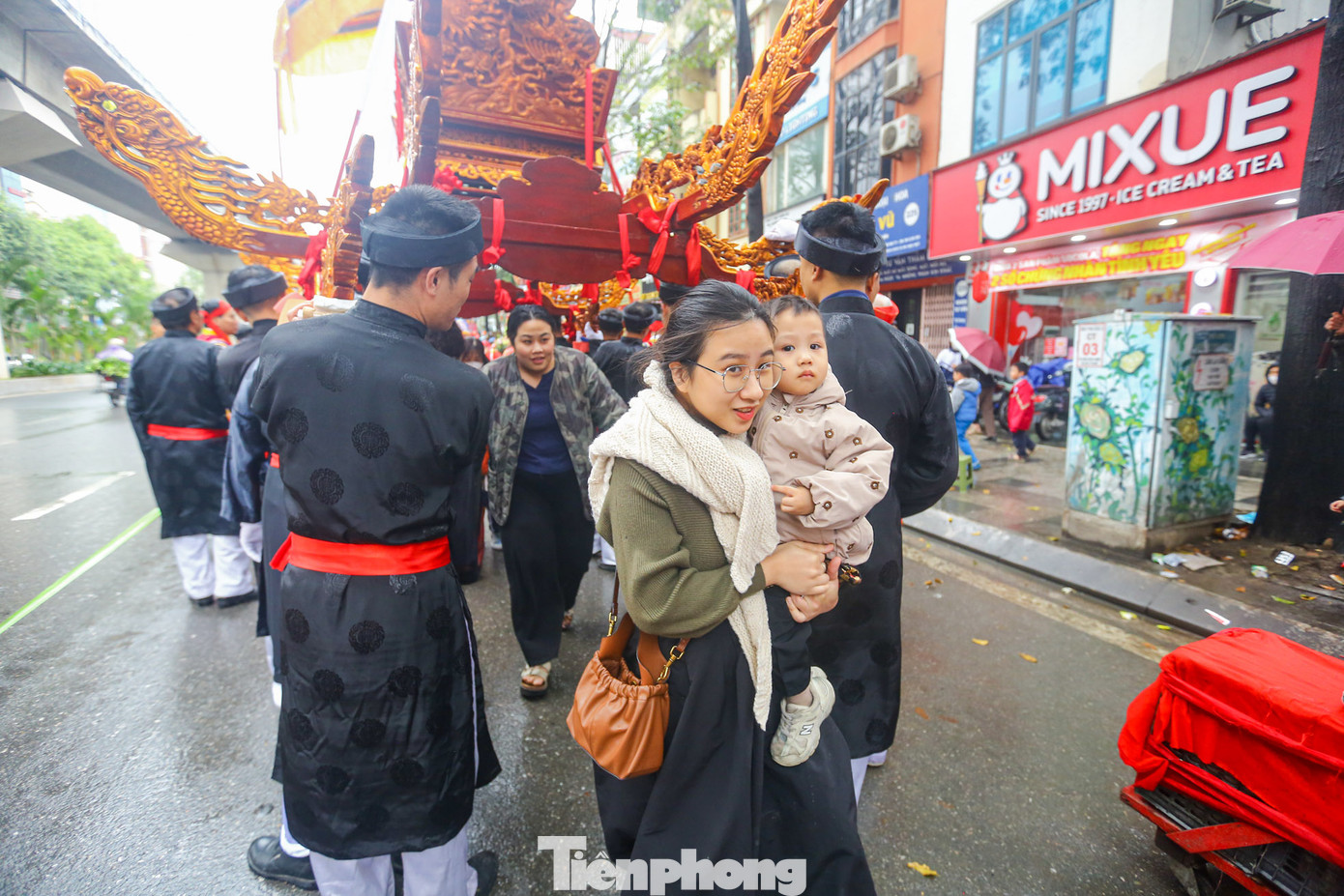 Để cầu may mắn trong năm tới, nhiều người dân và du khách lần lượt chui qua kiệu Thánh. Để cầu may mắn trong năm tới, nhiều người dân và du khách lần lượt chui qua kiệu Thánh.