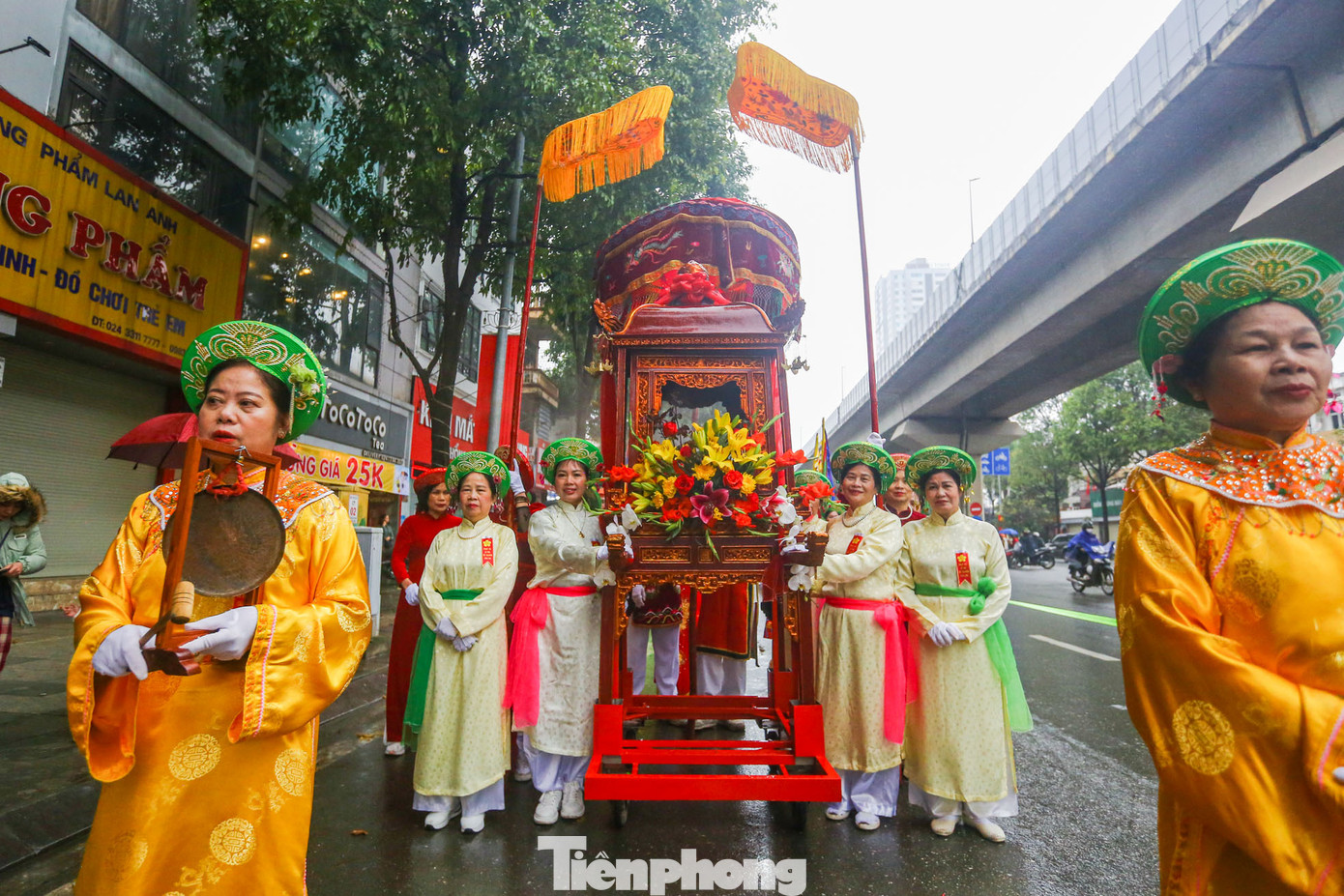 Đình làng Đơ thờ tướng Đỗ Bí (thời vua Lê Thái Tổ). Ngài là người gốc ở Nông Cống (Thanh Hóa) đã phò 3 đời vua Lê: Lê Thái Tổ, Lê Thái Tông và Lê Nhân Tông và có nhiều công lao trong dẹp giặc xâm lược, phò vua giúp nước, được vua Lê ban thưởng nhiều lần. Do có những công lao, Ngài đã được nhân dân nhiều địa phương tôn Đức Thánh và lập đền thờ. Để tỏ lòng tôn kính, hàng năm cứ đến ngày 14 và rằm tháng Giêng, nhân dân làng Đơ lại tổ chức mở cửa đình để cúng tế Đức Thánh. Đình làng Đơ thờ tướng Đỗ Bí (thời vua Lê Thái Tổ). Ngài là người gốc ở Nông Cống (Thanh Hóa) đã phò 3 đời vua Lê: Lê Thái Tổ, Lê Thái Tông và Lê Nhân Tông và có nhiều công lao trong dẹp giặc xâm lược, phò vua giúp nước, được vua Lê ban thưởng nhiều lần. Do có những công lao, Ngài đã được nhân dân nhiều địa phương tôn Đức Thánh và lập đền thờ. Để tỏ lòng tôn kính, hàng năm cứ đến ngày 14 và rằm tháng Giêng, nhân dân làng Đơ lại tổ chức mở cửa đình để cúng tế Đức Thánh.