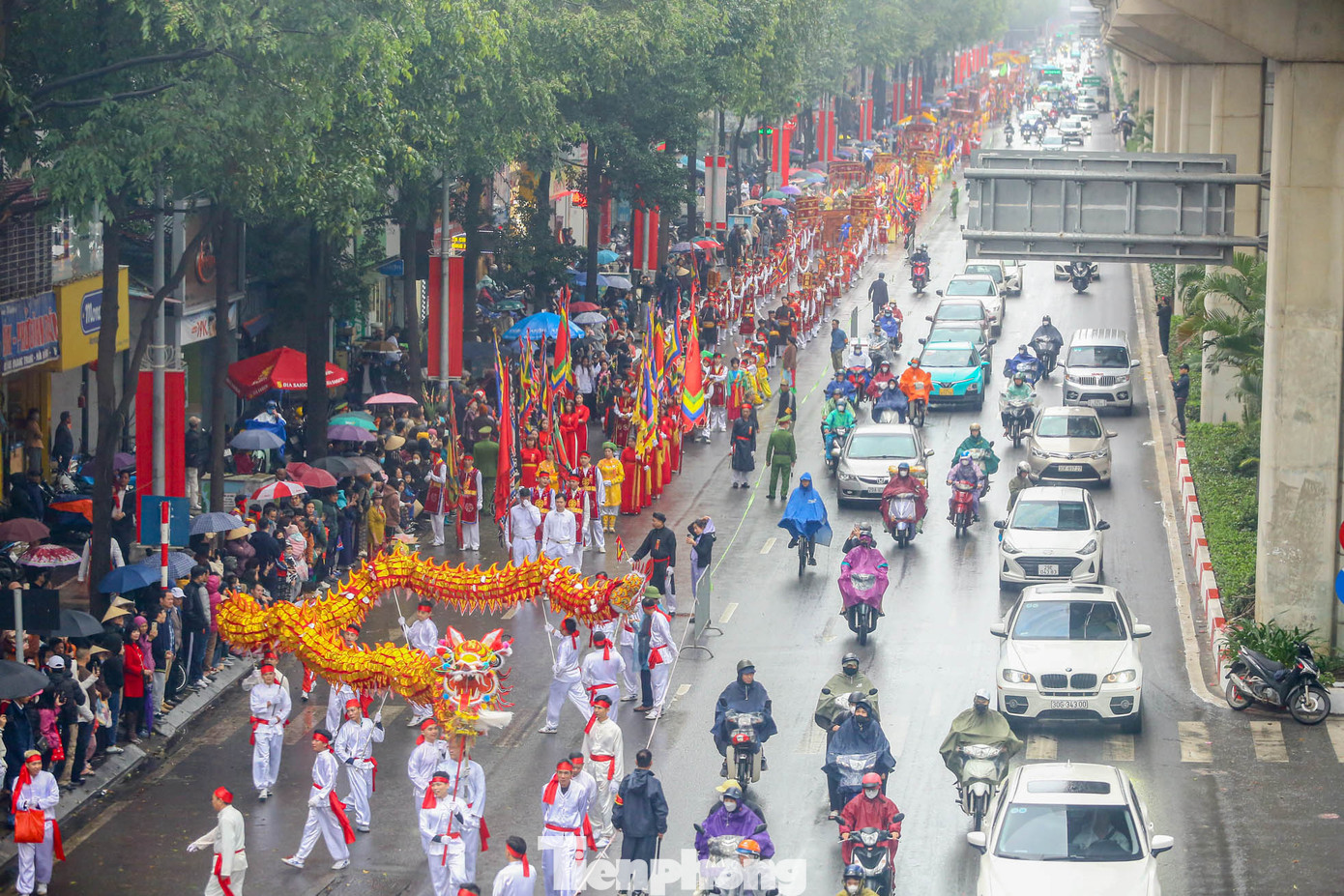Đoàn rước ngay trục đường chính nên không khí lễ hội tại phố Thủ đô trở nên sôi động, nhộn nhịp. Đoàn rước ngay trục đường chính nên không khí lễ hội tại phố Thủ đô trở nên sôi động, nhộn nhịp.