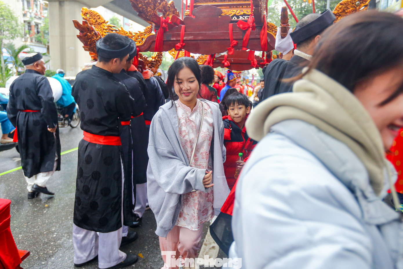 Để cầu may mắn trong năm tới, nhiều người dân và du khách lần lượt chui qua kiệu Thánh. Để cầu may mắn trong năm tới, nhiều người dân và du khách lần lượt chui qua kiệu Thánh.