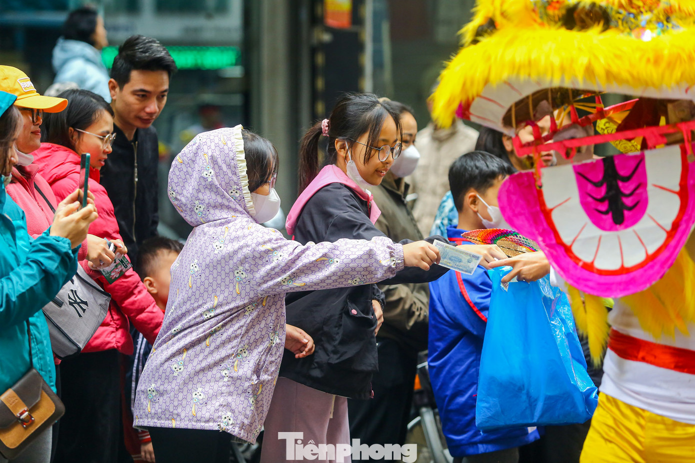 Mặc dù trời mưa lạnh, hàng vạn dân và du khách đã đến khu vực làng Đơ để tham gia lễ hội độc đáo này. Mặc dù trời mưa lạnh, hàng vạn dân và du khách đã đến khu vực làng Đơ để tham gia lễ hội độc đáo này.