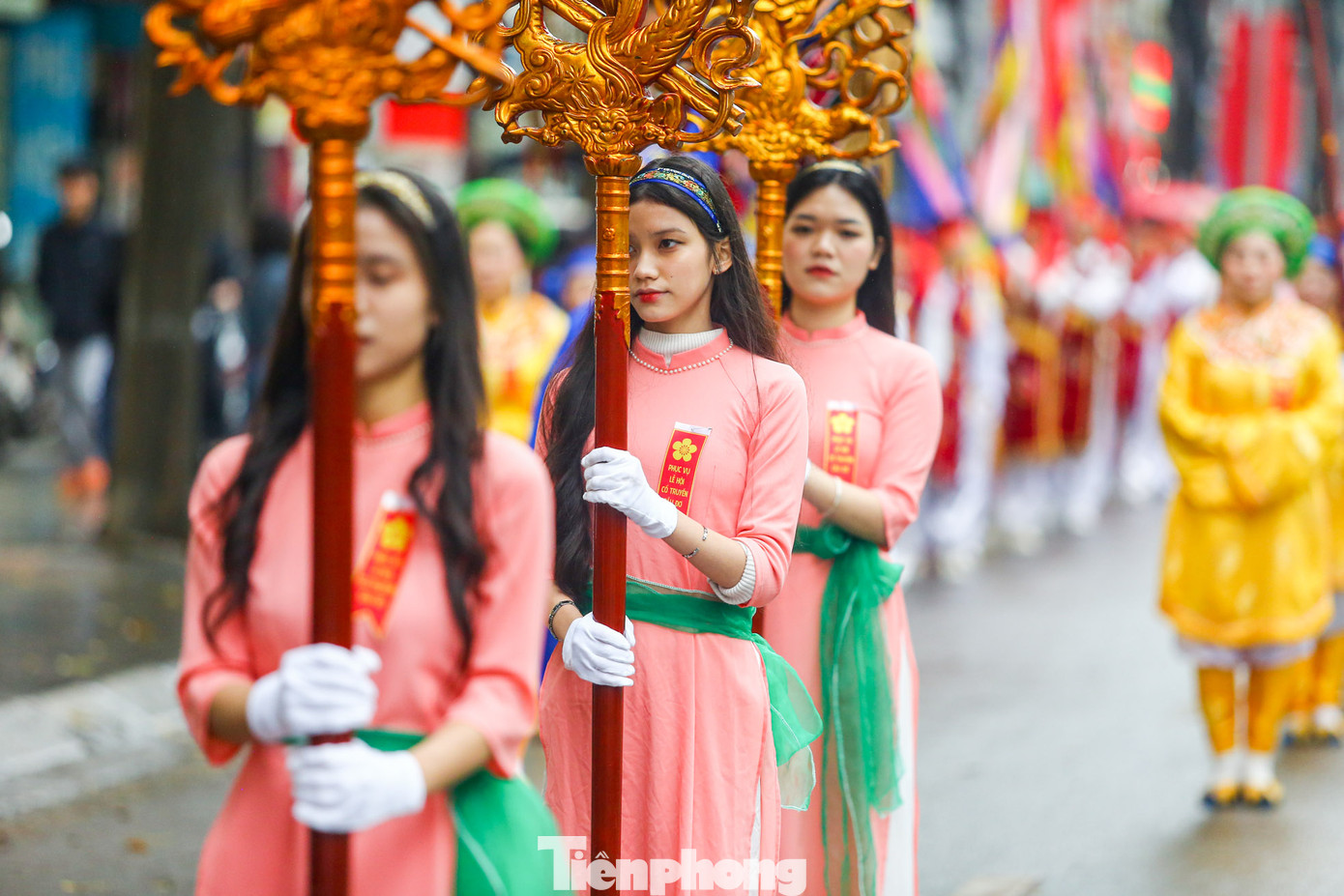 Nhiều "bóng hồng" tham gia đoàn rước. Nhiều "bóng hồng" tham gia đoàn rước.