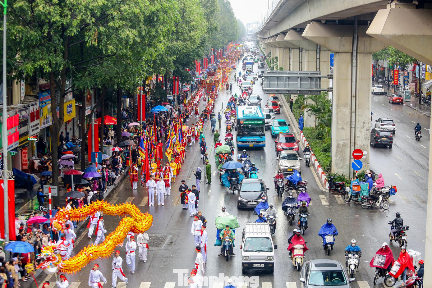Đoàn rước ngay trục đường chính nên không khí lễ hội tại phố Thủ đô trở nên sôi động, nhộn nhịp. Đoàn rước ngay trục đường chính nên không khí lễ hội tại phố Thủ đô trở nên sôi động, nhộn nhịp.