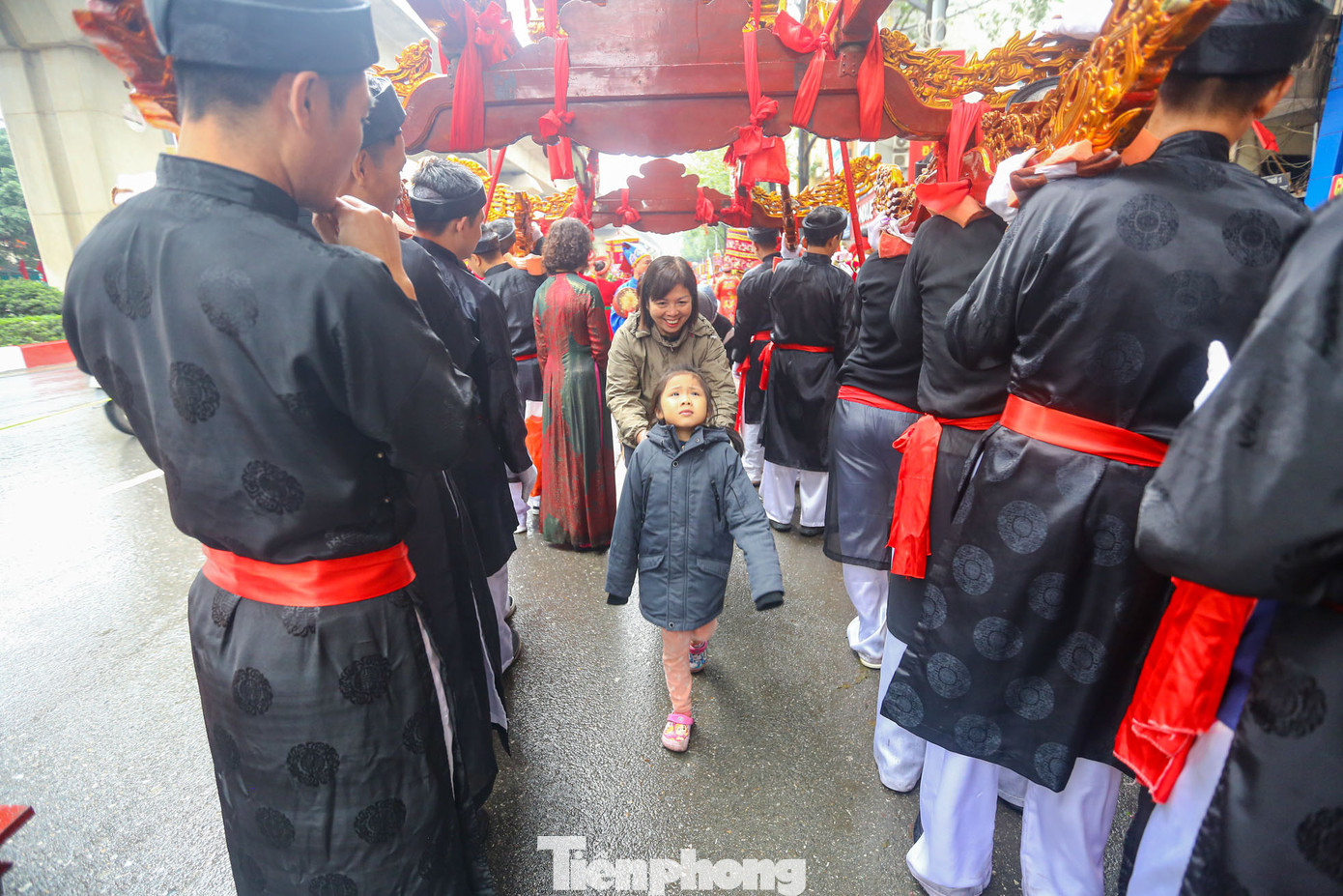 Để cầu may mắn trong năm tới, nhiều người dân và du khách lần lượt chui qua kiệu Thánh. Để cầu may mắn trong năm tới, nhiều người dân và du khách lần lượt chui qua kiệu Thánh.
