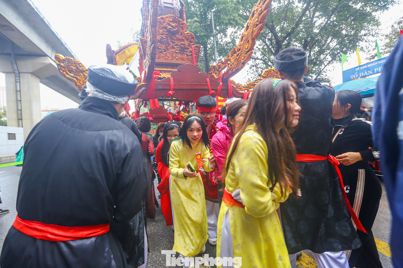 Theo quan niệm dân gian, ai chui qua gầm kiệu ba lần, người đó sẽ cầu được vạn sự như ý vì thế già, trẻ, gái, trai, nhất là các em nhỏ ai cũng háo hức chen nhau chui qua gầm kiệu để xin phúc lộc, mong mạnh khoẻ, thông minh và may mắn. Theo quan niệm dân gian, ai chui qua gầm kiệu ba lần, người đó sẽ cầu được vạn sự như ý vì thế già, trẻ, gái, trai, nhất là các em nhỏ ai cũng háo hức chen nhau chui qua gầm kiệu để xin phúc lộc, mong mạnh khoẻ, thông minh và may mắn.