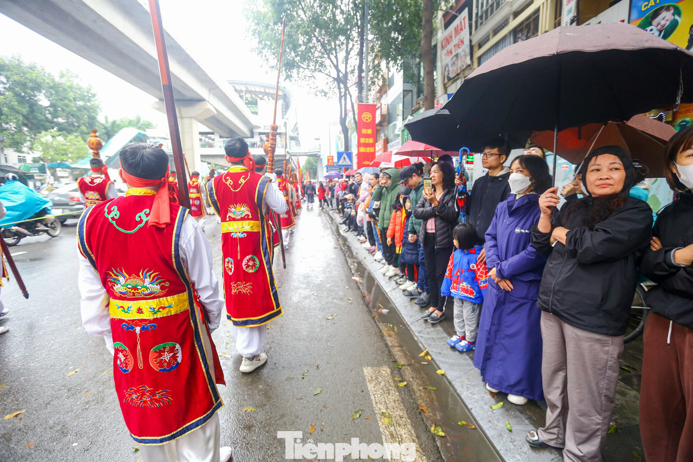 Mặc dù trời mưa lạnh, hàng vạn dân và du khách đã đến khu vực làng Đơ để tham gia lễ hội độc đáo này. Mặc dù trời mưa lạnh, hàng vạn dân và du khách đã đến khu vực làng Đơ để tham gia lễ hội độc đáo này.