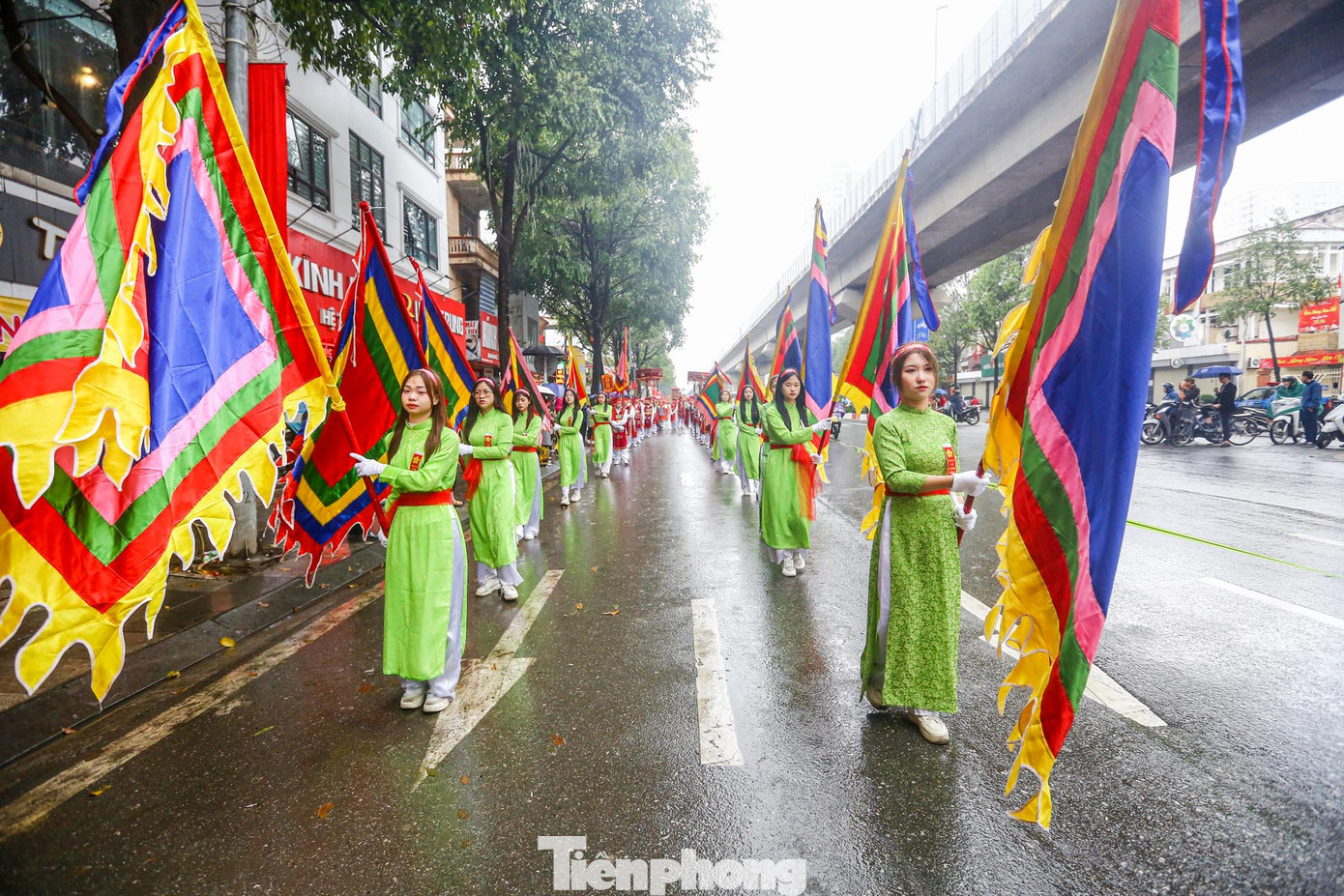 Đình làng Đơ thờ tướng Đỗ Bí (thời vua Lê Thái Tổ). Ngài là người gốc ở Nông Cống (Thanh Hóa) đã phò 3 đời vua Lê: Lê Thái Tổ, Lê Thái Tông và Lê Nhân Tông và có nhiều công lao trong dẹp giặc xâm lược, phò vua giúp nước, được vua Lê ban thưởng nhiều lần. Do có những công lao, Ngài đã được nhân dân nhiều địa phương tôn Đức Thánh và lập đền thờ. Để tỏ lòng tôn kính, hàng năm cứ đến ngày 14 và rằm tháng Giêng, nhân dân làng Đơ lại tổ chức mở cửa đình để cúng tế Đức Thánh. Đình làng Đơ thờ tướng Đỗ Bí (thời vua Lê Thái Tổ). Ngài là người gốc ở Nông Cống (Thanh Hóa) đã phò 3 đời vua Lê: Lê Thái Tổ, Lê Thái Tông và Lê Nhân Tông và có nhiều công lao trong dẹp giặc xâm lược, phò vua giúp nước, được vua Lê ban thưởng nhiều lần. Do có những công lao, Ngài đã được nhân dân nhiều địa phương tôn Đức Thánh và lập đền thờ. Để tỏ lòng tôn kính, hàng năm cứ đến ngày 14 và rằm tháng Giêng, nhân dân làng Đơ lại tổ chức mở cửa đình để cúng tế Đức Thánh.