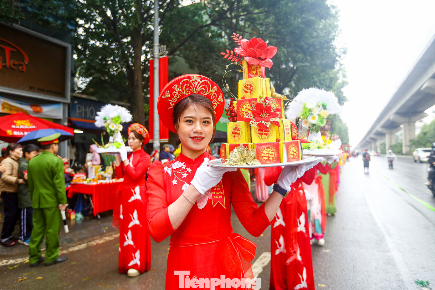 Nhiều "bóng hồng" tham gia đoàn rước. Nhiều "bóng hồng" tham gia đoàn rước.