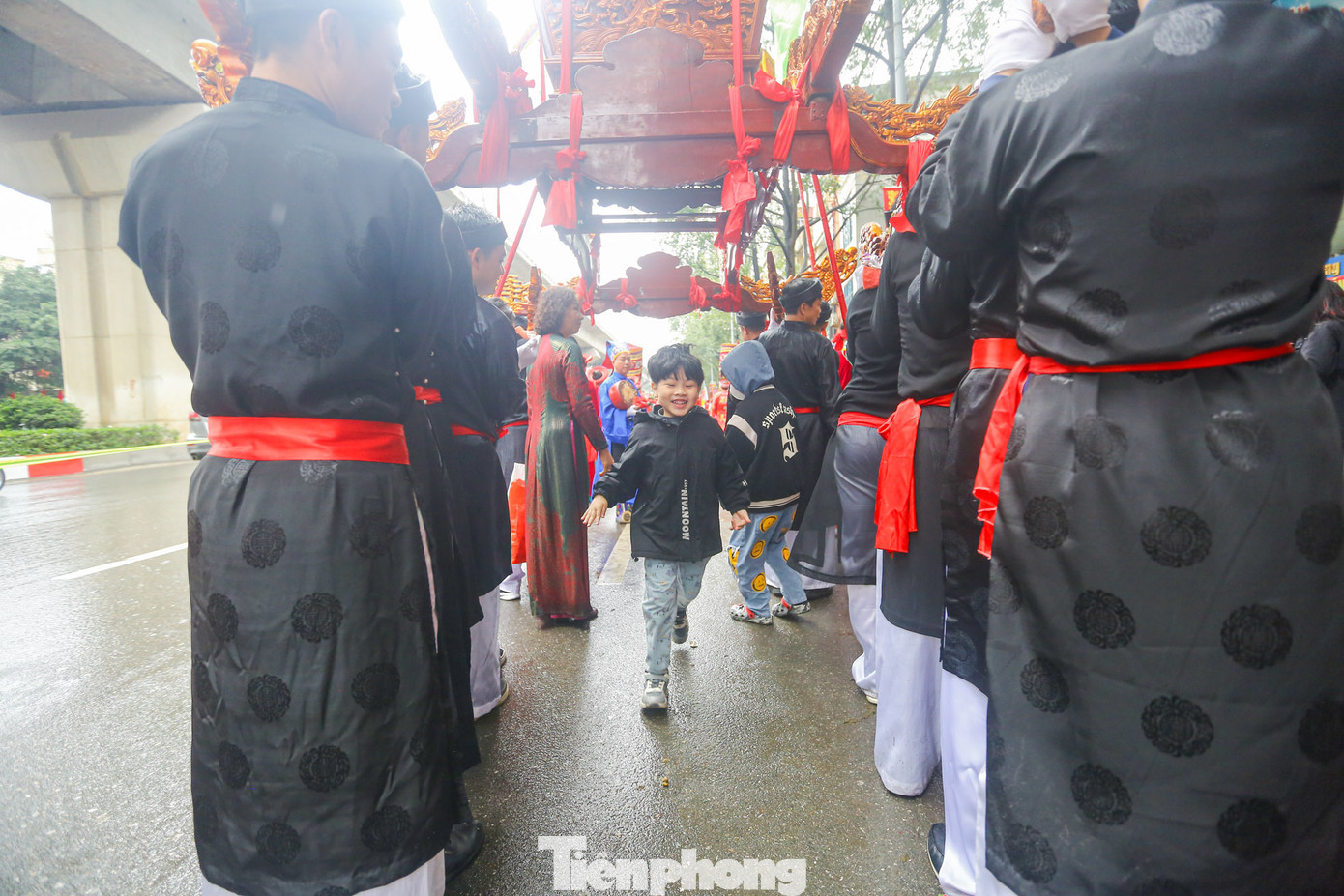 Để cầu may mắn trong năm tới, nhiều người dân và du khách lần lượt chui qua kiệu Thánh. Để cầu may mắn trong năm tới, nhiều người dân và du khách lần lượt chui qua kiệu Thánh.