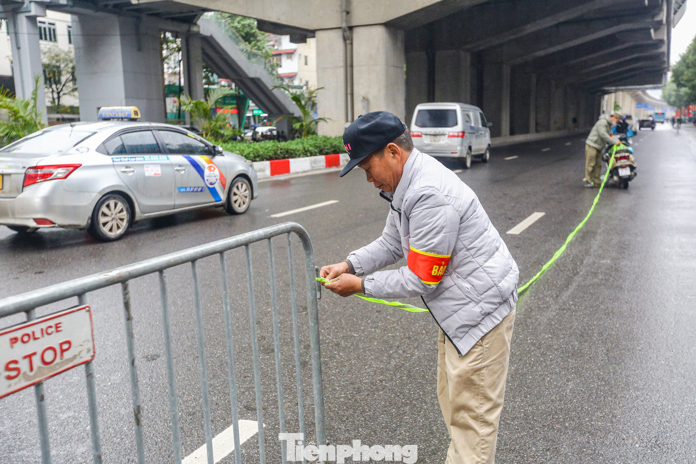 Do lễ hội diễu hành ngay trên đường Quang Trung (Hà Đông), cửa ngõ phía Nam thành phố nên lực lượng an ninh, công an phường Hà Cầu liên tục phân luồng giao thông phục vụ lễ hội. Do lễ hội diễu hành ngay trên đường Quang Trung (Hà Đông), cửa ngõ phía Nam thành phố nên lực lượng an ninh, công an phường Hà Cầu liên tục phân luồng giao thông phục vụ lễ hội.