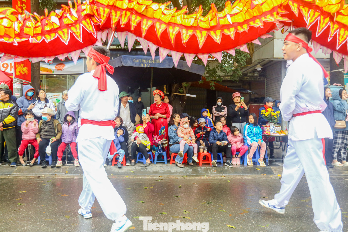 Mặc dù trời mưa lạnh, hàng vạn dân và du khách đã đến khu vực làng Đơ để tham gia lễ hội độc đáo này. Mặc dù trời mưa lạnh, hàng vạn dân và du khách đã đến khu vực làng Đơ để tham gia lễ hội độc đáo này.