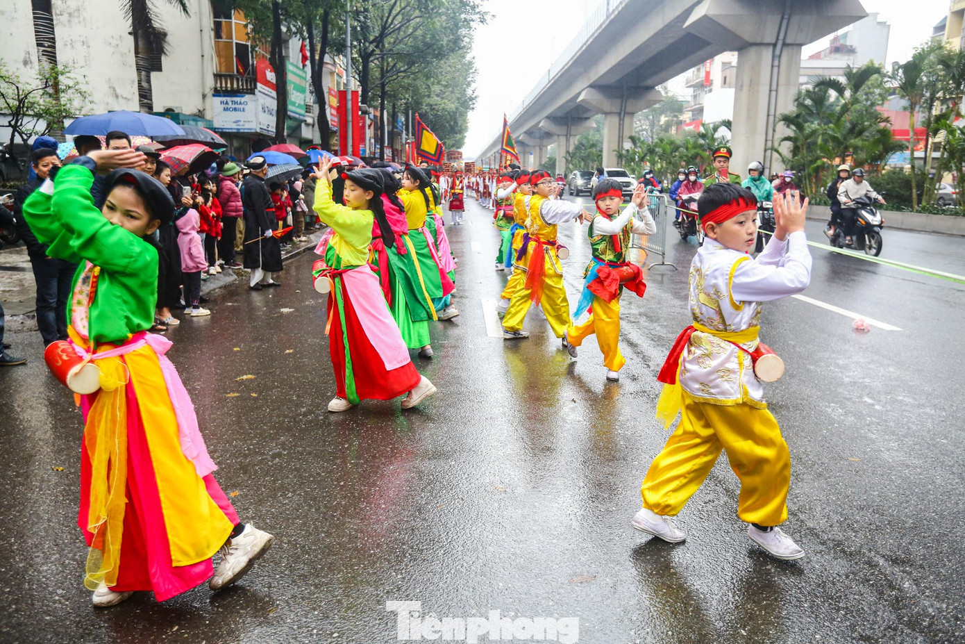 Đình làng Đơ thờ tướng Đỗ Bí (thời vua Lê Thái Tổ). Ngài là người gốc ở Nông Cống (Thanh Hóa) đã phò 3 đời vua Lê: Lê Thái Tổ, Lê Thái Tông và Lê Nhân Tông và có nhiều công lao trong dẹp giặc xâm lược, phò vua giúp nước, được vua Lê ban thưởng nhiều lần. Do có những công lao, Ngài đã được nhân dân nhiều địa phương tôn Đức Thánh và lập đền thờ. Để tỏ lòng tôn kính, hàng năm cứ đến ngày 14 và rằm tháng Giêng, nhân dân làng Đơ lại tổ chức mở cửa đình để cúng tế Đức Thánh. Đình làng Đơ thờ tướng Đỗ Bí (thời vua Lê Thái Tổ). Ngài là người gốc ở Nông Cống (Thanh Hóa) đã phò 3 đời vua Lê: Lê Thái Tổ, Lê Thái Tông và Lê Nhân Tông và có nhiều công lao trong dẹp giặc xâm lược, phò vua giúp nước, được vua Lê ban thưởng nhiều lần. Do có những công lao, Ngài đã được nhân dân nhiều địa phương tôn Đức Thánh và lập đền thờ. Để tỏ lòng tôn kính, hàng năm cứ đến ngày 14 và rằm tháng Giêng, nhân dân làng Đơ lại tổ chức mở cửa đình để cúng tế Đức Thánh.