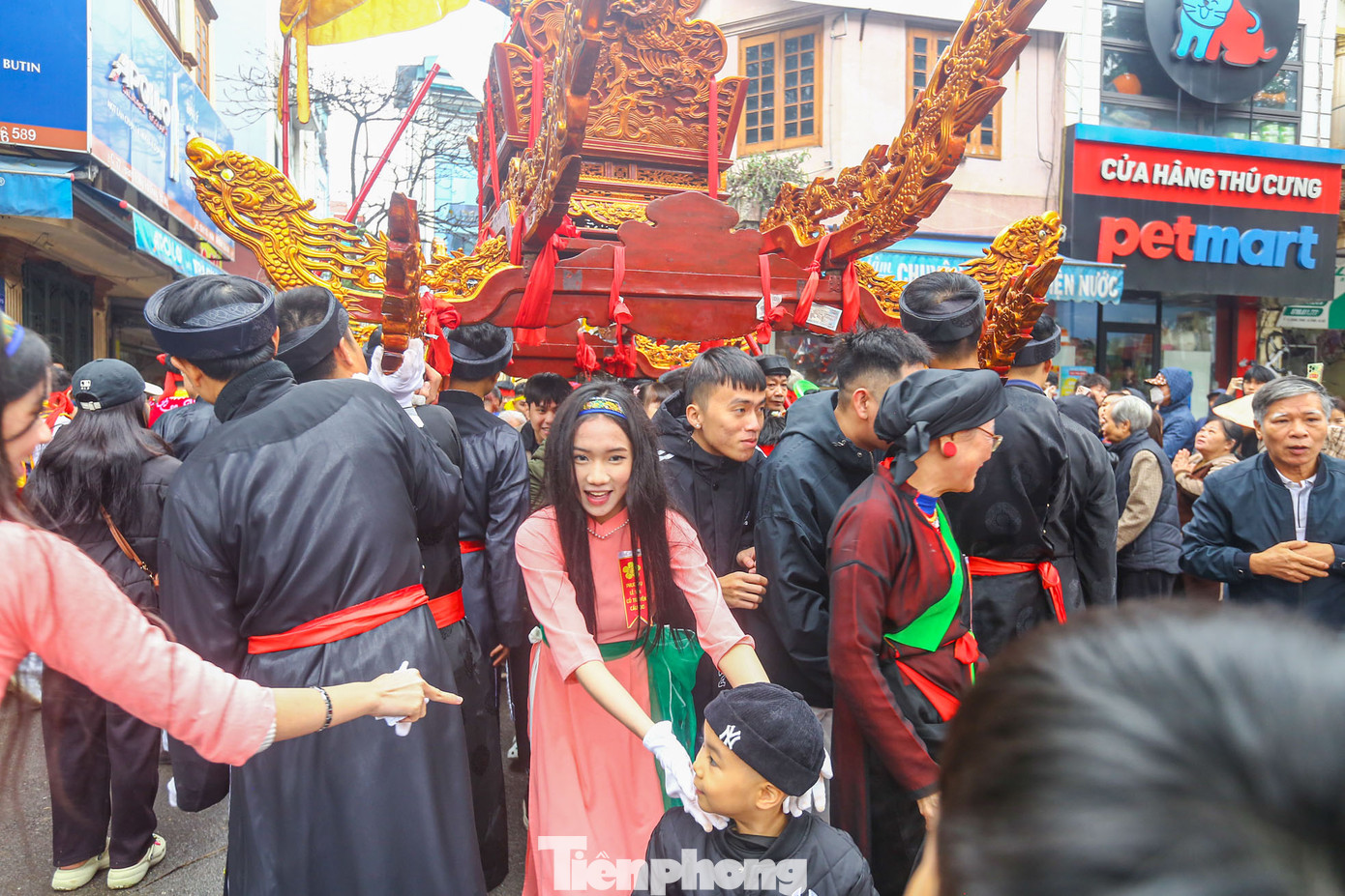 Theo quan niệm dân gian, ai chui qua gầm kiệu ba lần, người đó sẽ cầu được vạn sự như ý vì thế già, trẻ, gái, trai, nhất là các em nhỏ ai cũng háo hức chen nhau chui qua gầm kiệu để xin phúc lộc, mong mạnh khoẻ, thông minh và may mắn. Theo quan niệm dân gian, ai chui qua gầm kiệu ba lần, người đó sẽ cầu được vạn sự như ý vì thế già, trẻ, gái, trai, nhất là các em nhỏ ai cũng háo hức chen nhau chui qua gầm kiệu để xin phúc lộc, mong mạnh khoẻ, thông minh và may mắn.