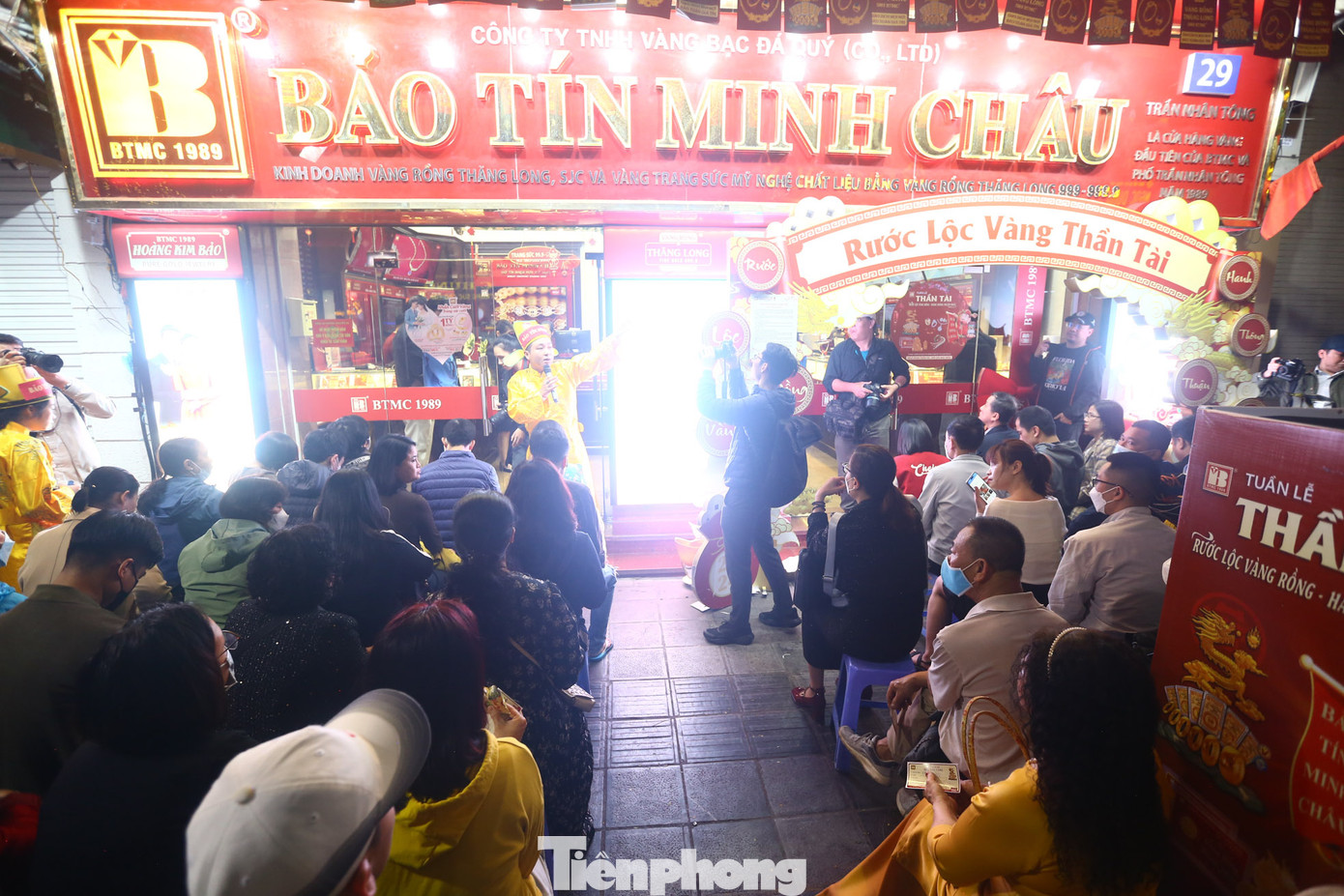 Đến gần giờ mở cửa 6h30, hàng ghế ngồi trước các cửa hàng vàng đều chật cứng.