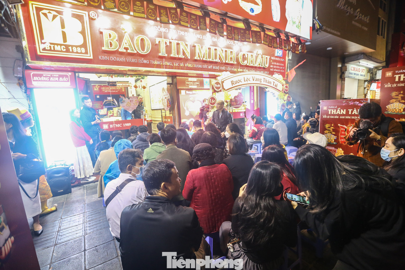 Đến gần giờ mở cửa 6h30, hàng ghế ngồi trước các cửa hàng vàng đều chật cứng.