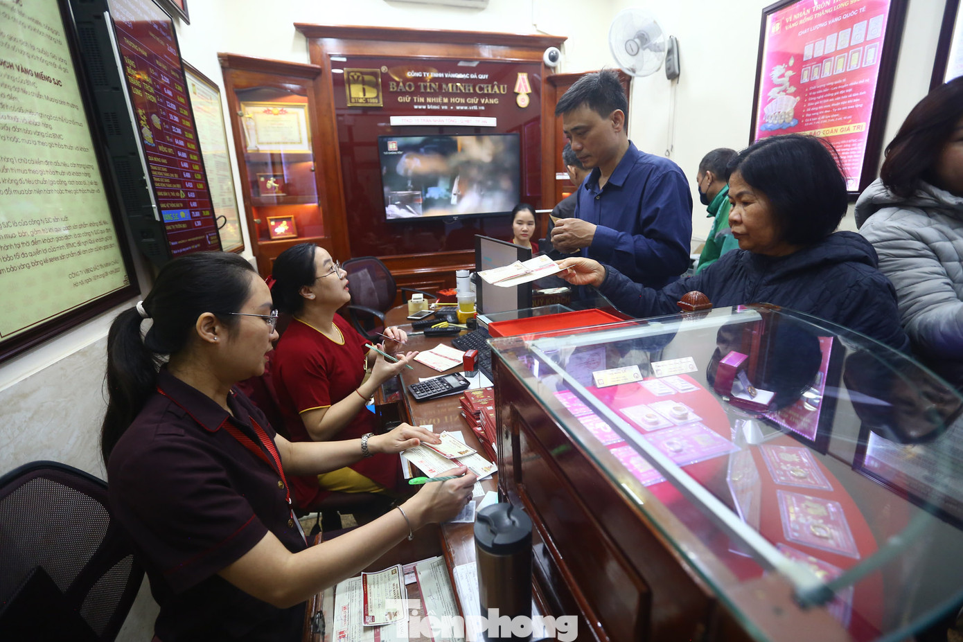 Khu vực giao dịch vàng hoạt động nhộn nhịp.