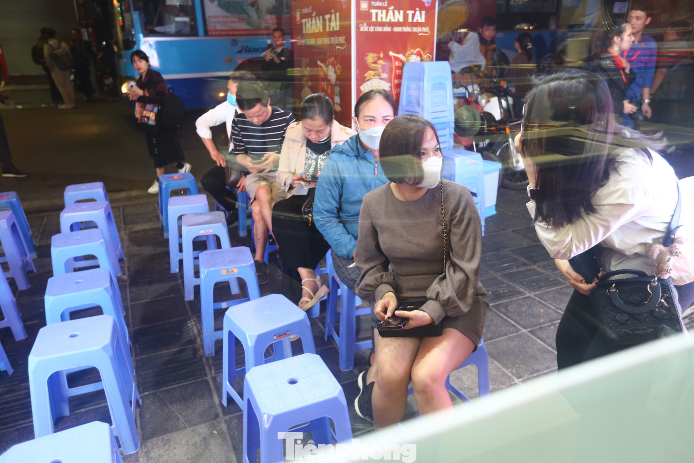 Chị Nguyễn Thị Nam (ở Trần Xuân Soạn, Hai Bà Trưng, Hà Nội) cảm thấy tiếc nuối khi không thể lấy được số thứ tự 1,2. "Tôi đến cửa hàng từ hơn 4h tuy nhiên tôi là người thứ 6 đến đây. Tôi cảm thấy hơi tiếc vì không được đứng số 1 và 2 như mong muốn. Tuy nhiên tôi vẫn cảm thấy vui khi là những người đầu tiên mua vàng trong ngày này", cô Nam chia sẻ.