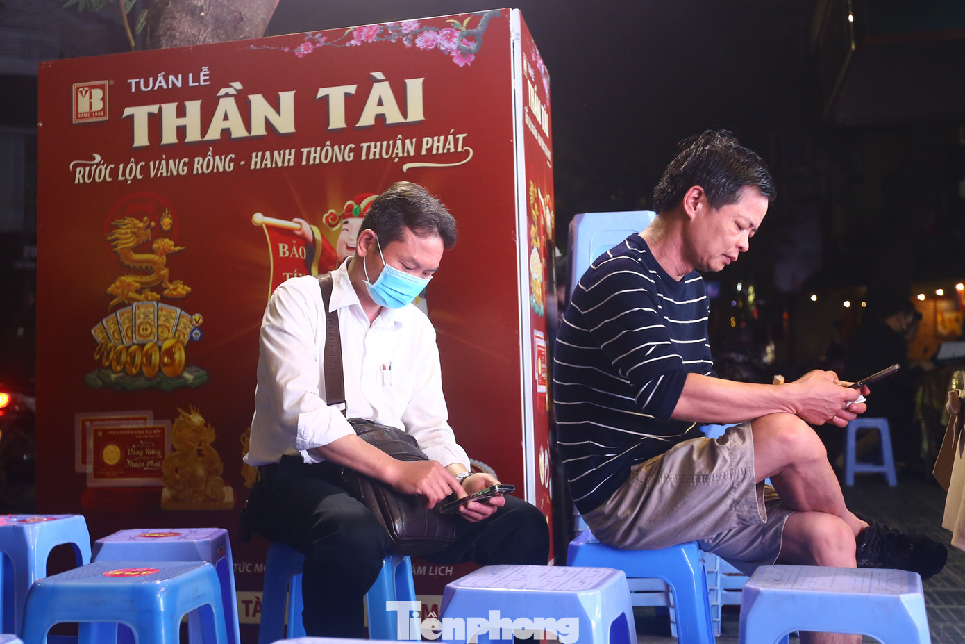 Với tâm lý muốn là người đầu tiên mua vàng ngày vía Thần tài, nhiều người có mặt từ rất sớm.