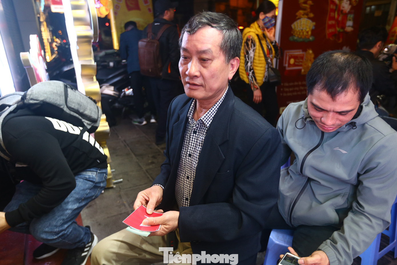 Người đến xếp hàng sớm nhất trên phố vàng Trần Nhân Tông trong sáng sớm ngày vía Thần tài.