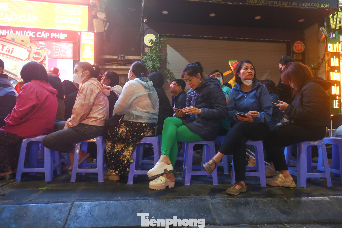 Người mua vàng xếp hàng dài để lấy số, đợi đến lượt mua vàng.