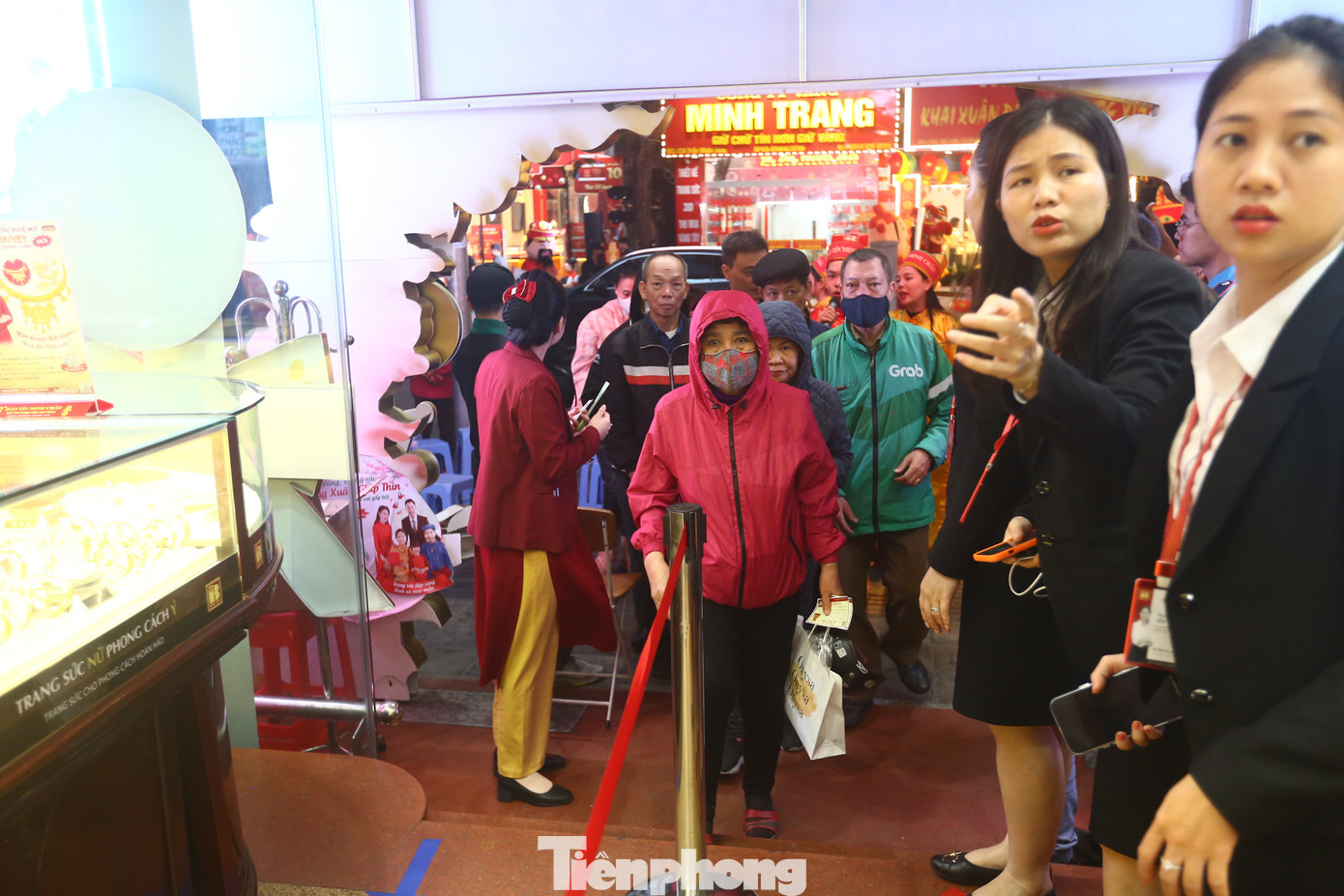 Những vị khách đầu tiên đến mua vàng tại một cửa hàng vàng trên phố Trần Nhân Tông trong ngày vía Thần tài.