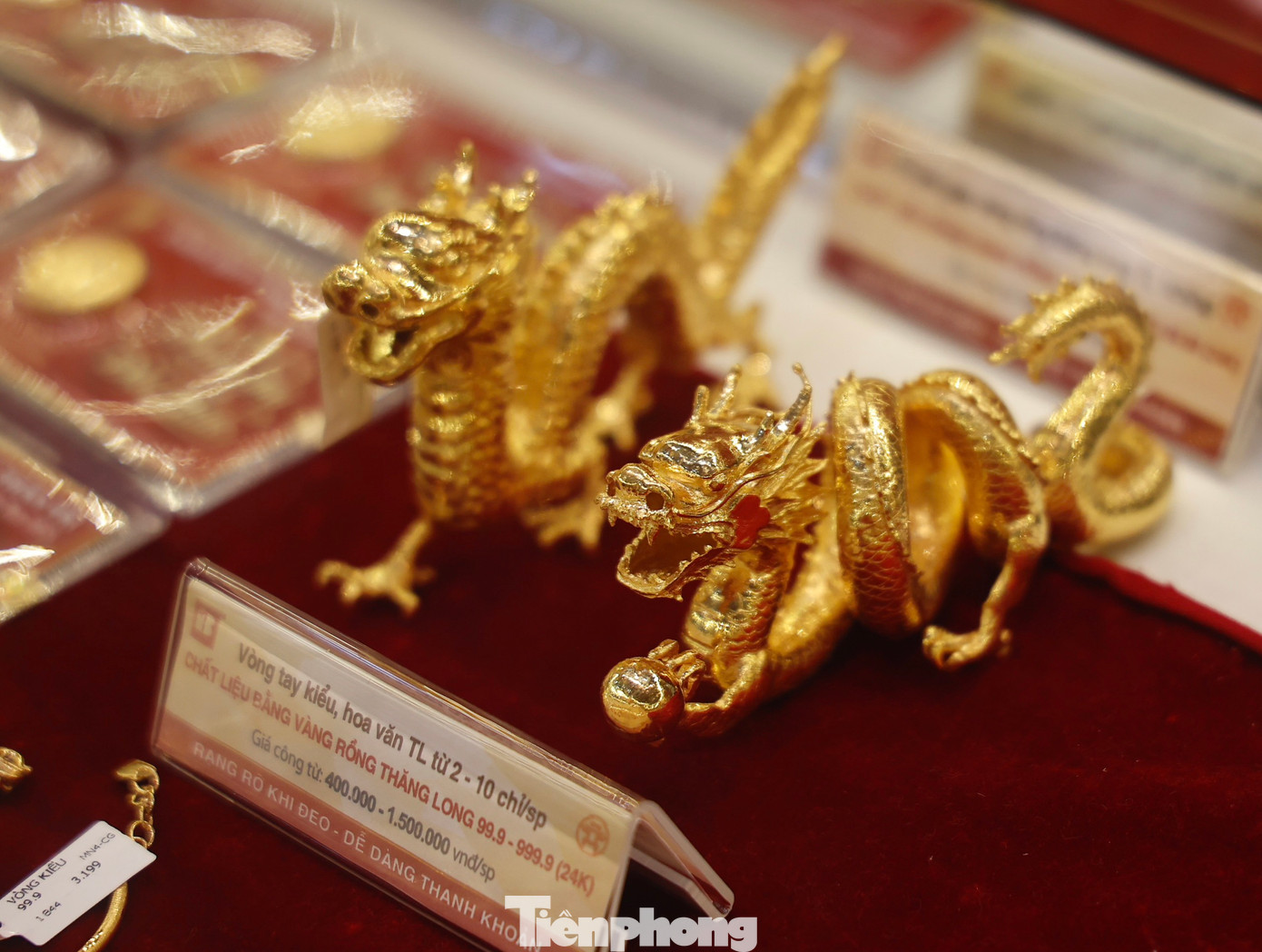 Những sản phẩm linh vật rồng là điểm nhấn trong ngày vía Thần tài năm nay.