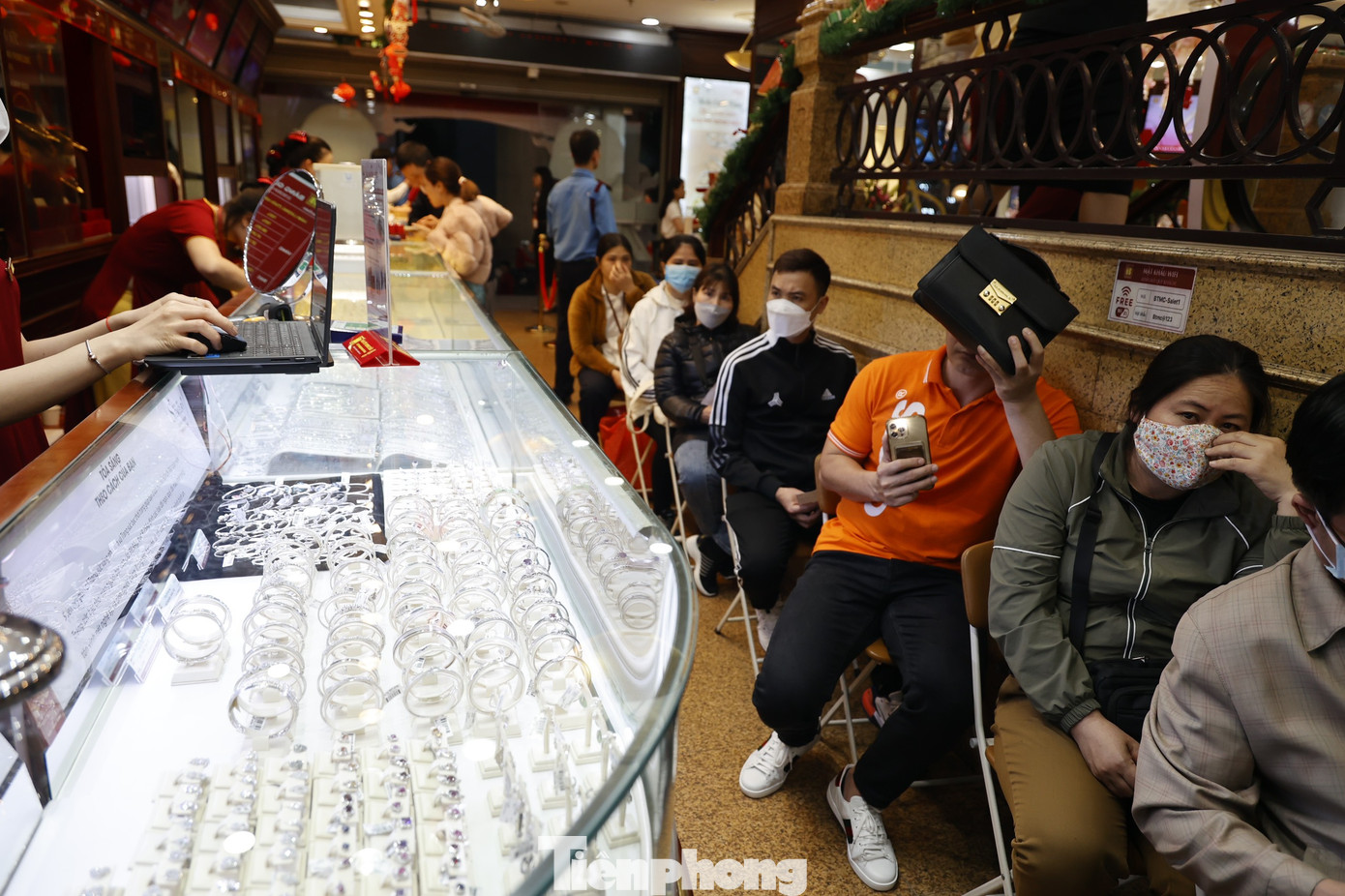Người dân xếp hàng bên trong cửa hàng chờ giao dịch.