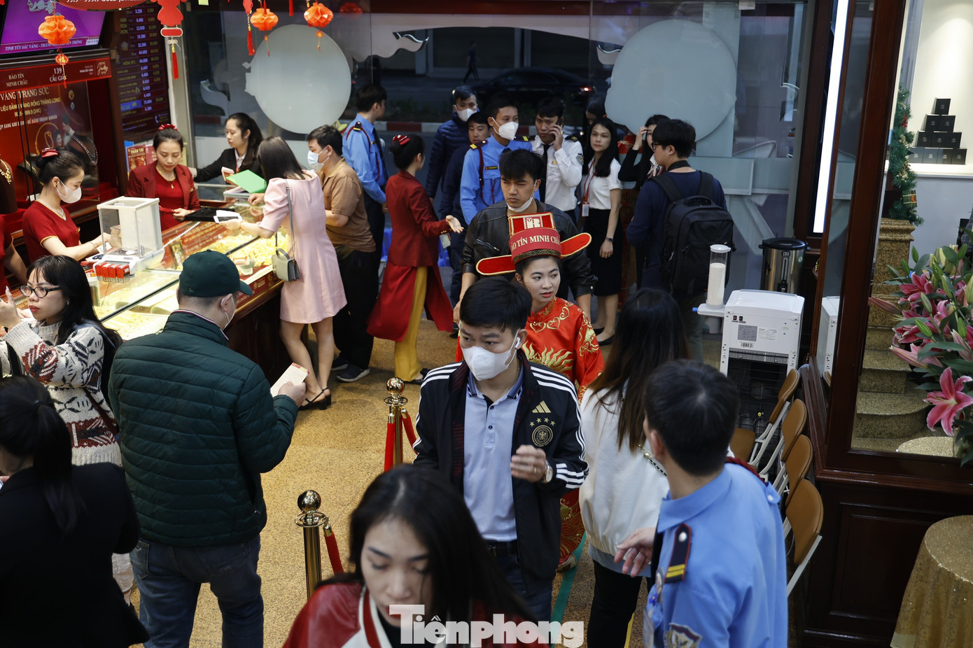 Ngay sau khi mở cửa, cửa hàng hoạt động nhộn nhịp.