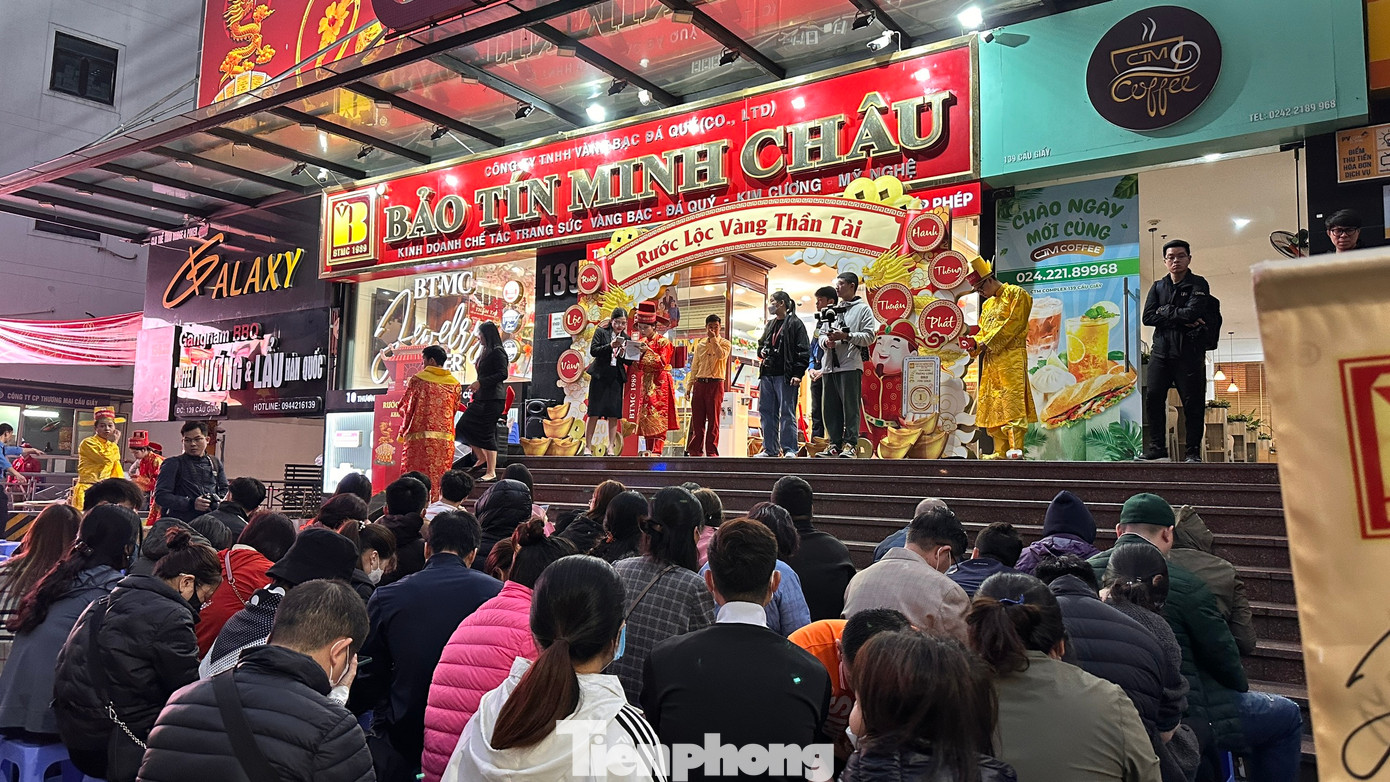 Tương tự tại cửa hàng vàng trên phố Cầu Giấy (quận Cầu Giấy, Hà Nội), hàng chục người có mặt từ 5h sáng xếp hàng.