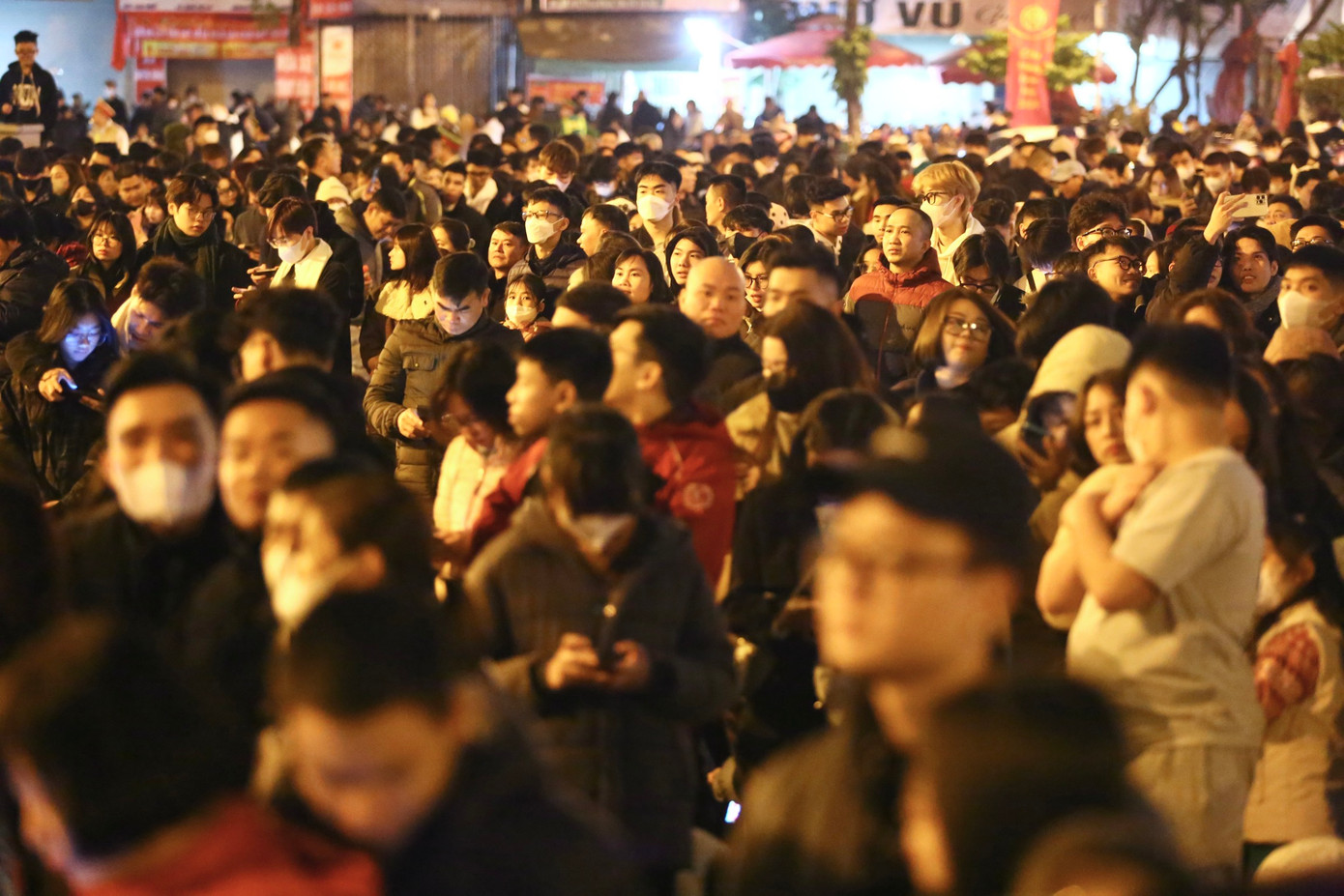 Càng sát giờ diễn ra lễ hội, lượng người đổ về khu vực càng đông.