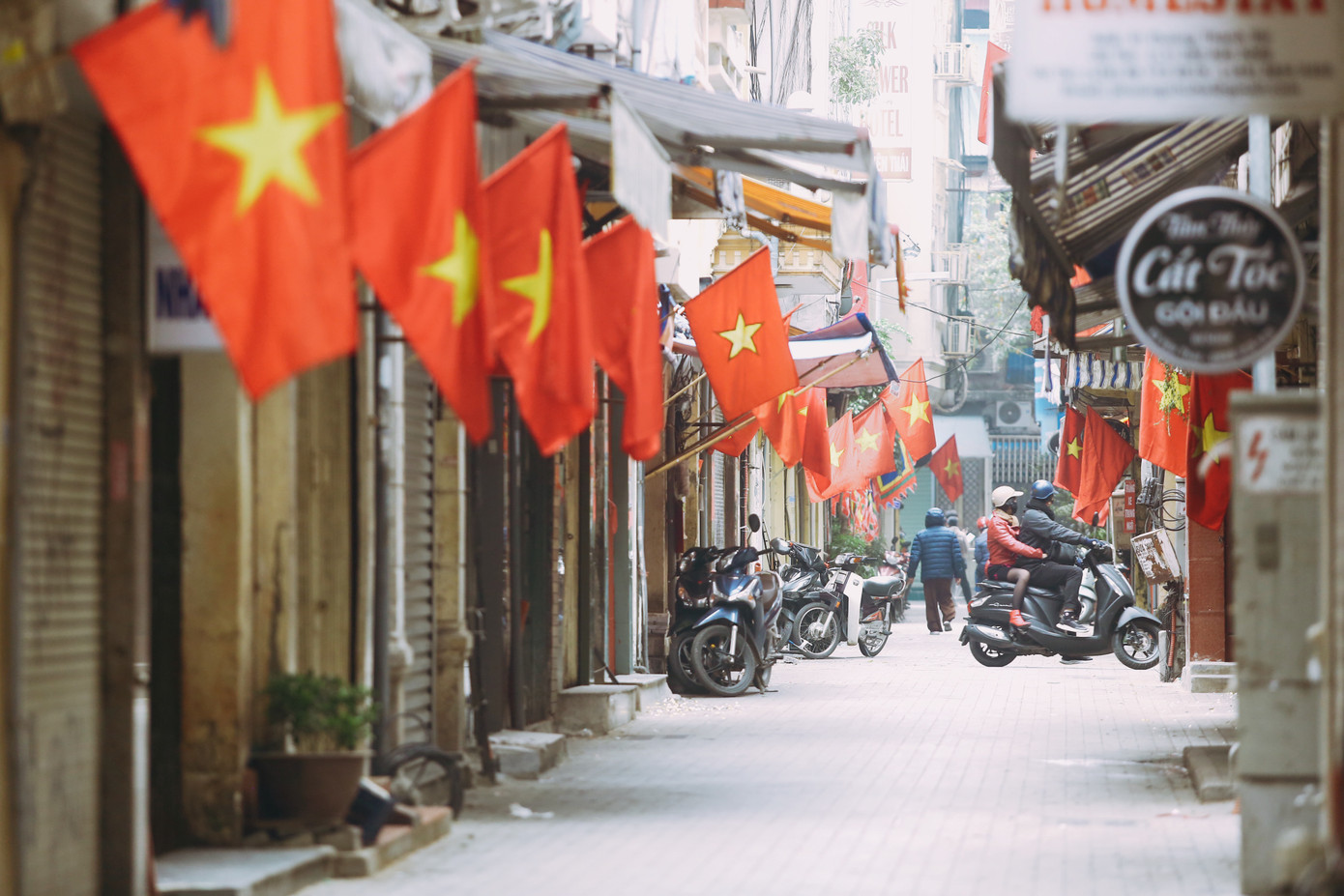 Góc phố chỉ còn sắc đỏ của cờ Tổ quốc.