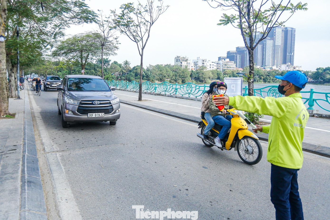 Ô tô nhanh chóng được hướng dẫn vào bãi đỗ xe được quy định sẵn.