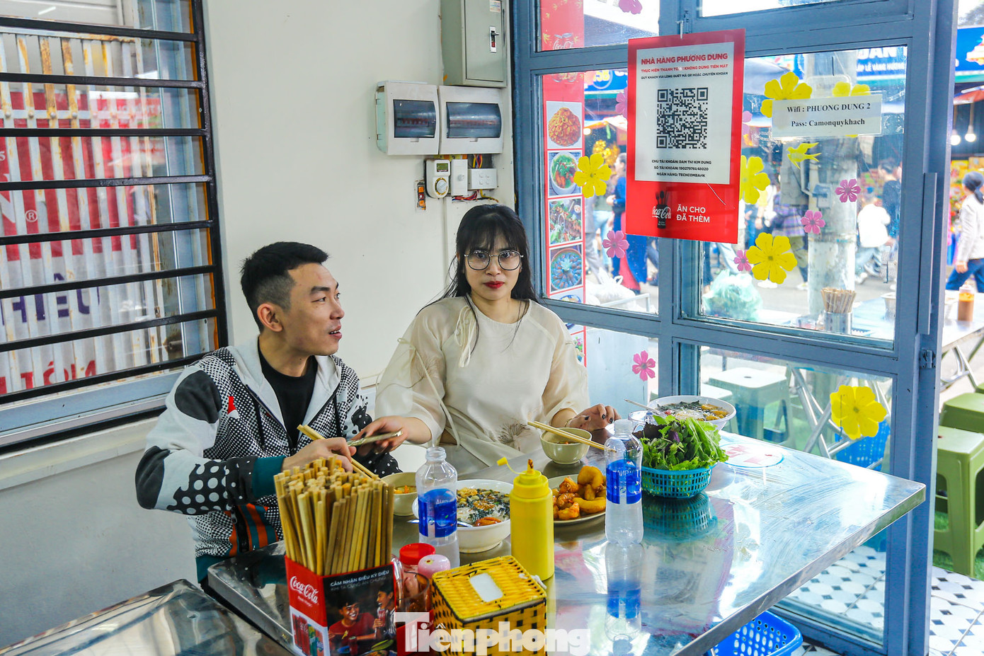 Bên cạnh đó, các cửa hàng kinh doanh tại tuyến phố phía ngoài Phủ Tây Hồ đều niêm yết giá công khai, triển khai lập tài khoản thanh toán và mã QR thanh toán kèm theo và in thống nhất mẫu logo nhận diện thanh toán không dùng tiền mặt của từng cửa hàng kinh doanh… Người dân không còn phải lo cảnh "chặt chém" khi đến lễ tại Phủ Tây Hồ.