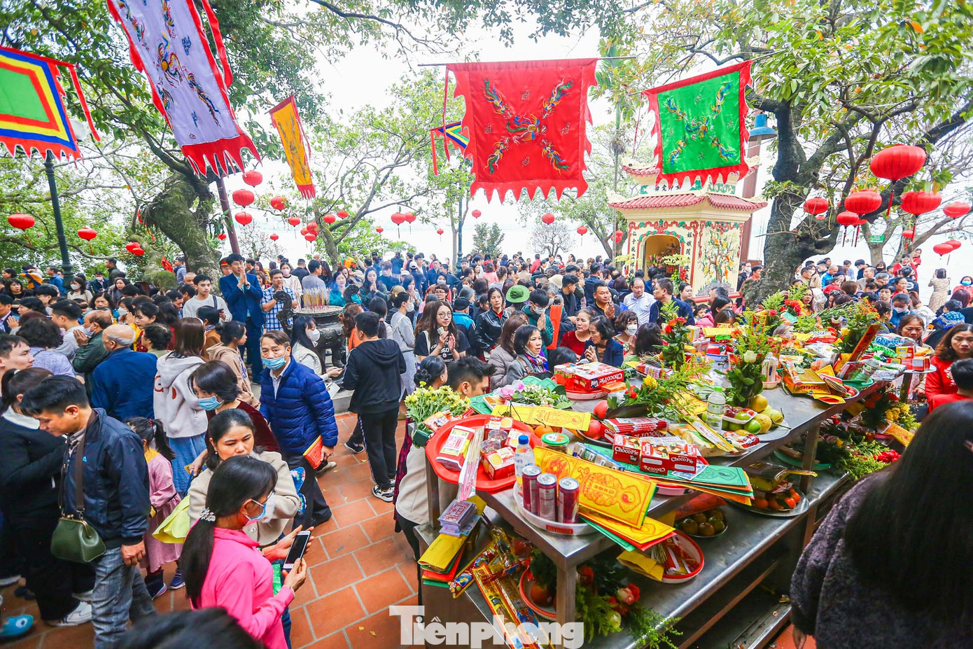 Từ 30 Tết, mỗi ngày Phủ Tây Hồ đón cả hàng vạn khách đến dâng lễ cầu an.