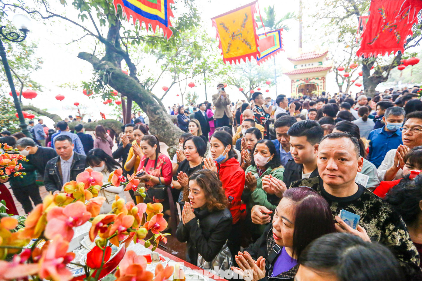 Từ 30 Tết, mỗi ngày Phủ Tây Hồ đón cả hàng vạn khách đến dâng lễ cầu an.