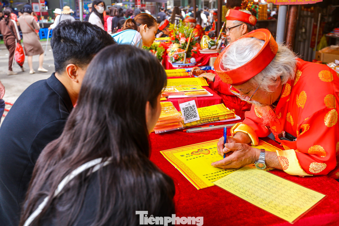 Bên cạnh đó, các cửa hàng kinh doanh tại tuyến phố phía ngoài Phủ Tây Hồ đều niêm yết giá công khai, triển khai lập tài khoản thanh toán và mã QR thanh toán kèm theo và in thống nhất mẫu logo nhận diện thanh toán không dùng tiền mặt của từng cửa hàng kinh doanh… Người dân không còn phải lo cảnh "chặt chém" khi đến lễ tại Phủ Tây Hồ.