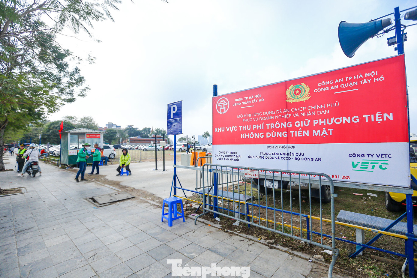 Năm nay, du khách thập phương cảm thấy vô cùng thích thú và rất ủng hộ khi không phải dùng tiền mặt để trả các dịch vụ như: mua sắm đồ lễ, gửi xe, ăn uống... tại Phủ Tây Hồ. Bên cạnh đó, lực lượng công an có mặt điều tiết giao thông khiến việc vào lễ không còn mất nhiều thời gian, giao thông không bị tắc nghẽn như trước.