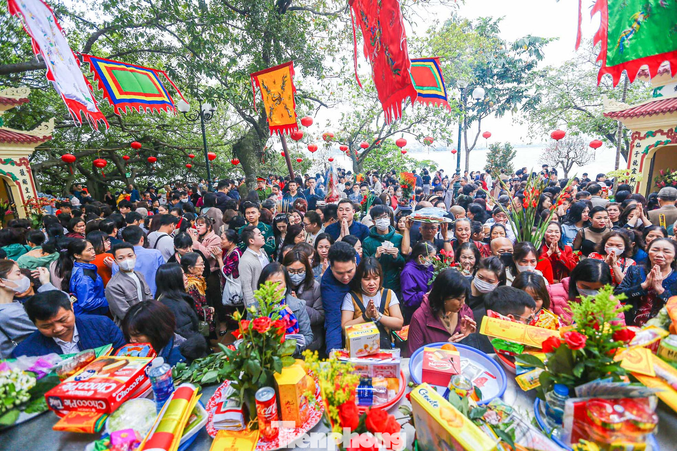 Từ 30 Tết, mỗi ngày Phủ Tây Hồ đón cả hàng vạn khách đến dâng lễ cầu an.