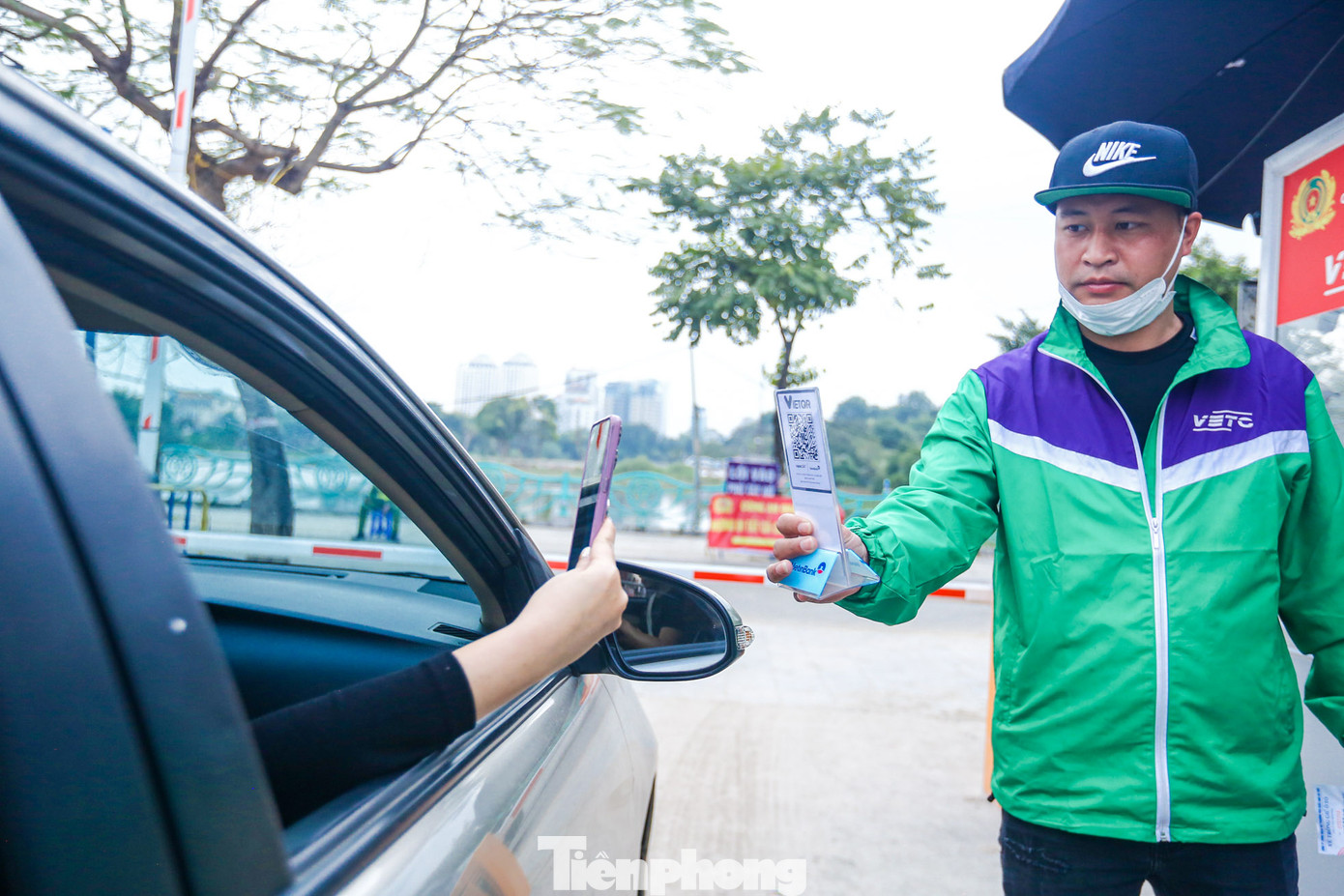 Áp dụng thu phí không dùng tiền mặt tại các điểm trông giữ phương tiện khu vực Phủ Tây Hồ. Với xe ô tô đã dán thẻ VETC sẽ thanh toán tự động qua ví VETC. Xe ô tô đã dán thẻ Epass sẽ thanh toán qua tài khoản Ngân hàng (Mã QR động). Với xe ô tô chưa dán thẻ sẽ hỗ trợ dán thẻ VETC cho khách để thanh toán.