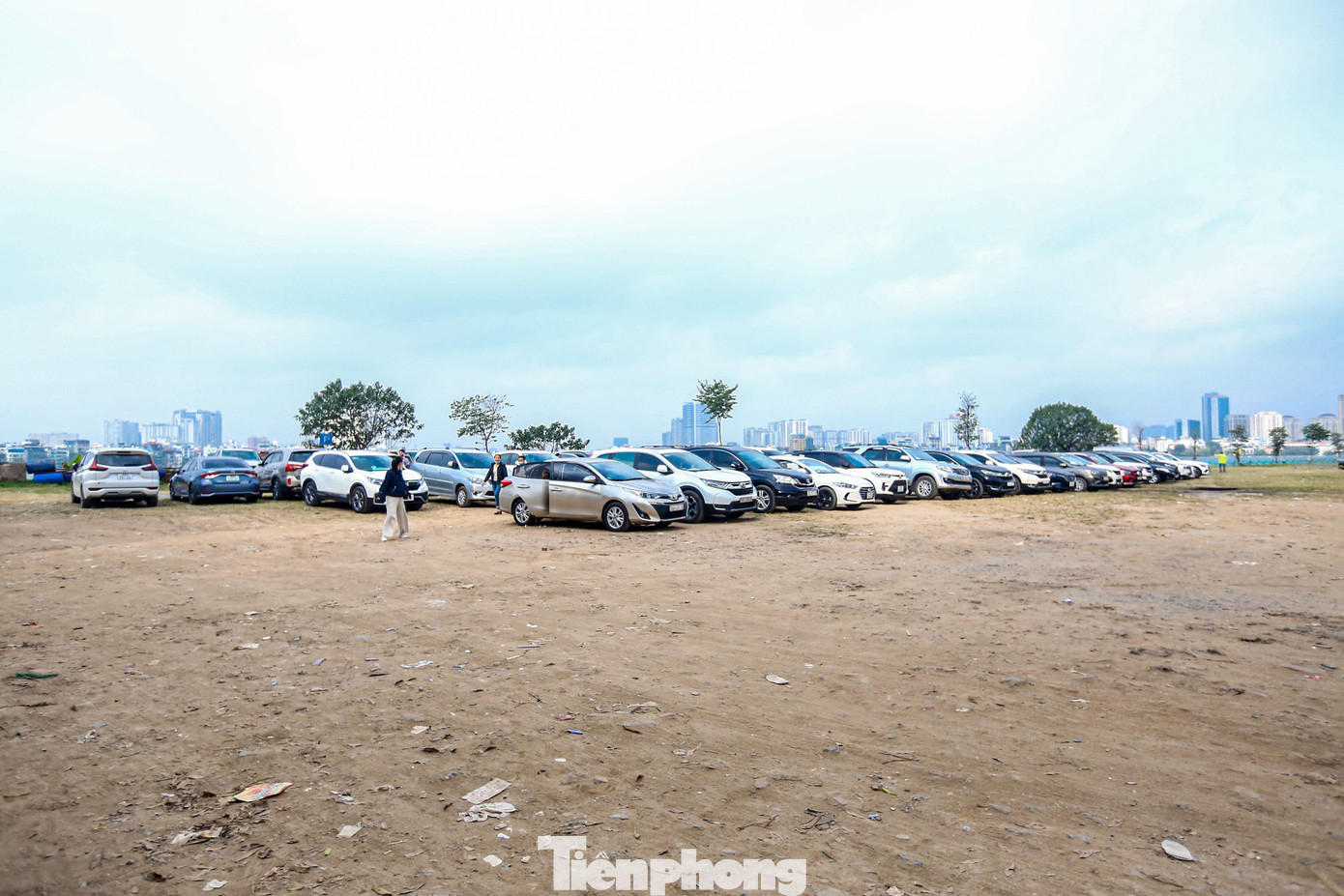 Bãi gửi xe ngay cạnh phủ rộng rãi, phục vụ đông đảo người dân và du khách thập phương đến dâng lễ.