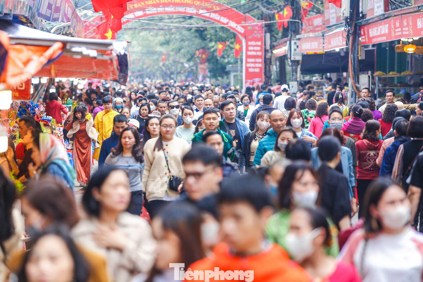 Ghi nhận của PV, trong những ngày Tết Giáp Thìn 2024, lượng người dân và du khách thập phương đến Phủ Tây Hồ đi lễ, cầu may ngày đầu năm mới tăng đột biến so với ngày thường, ngày lễ khác.